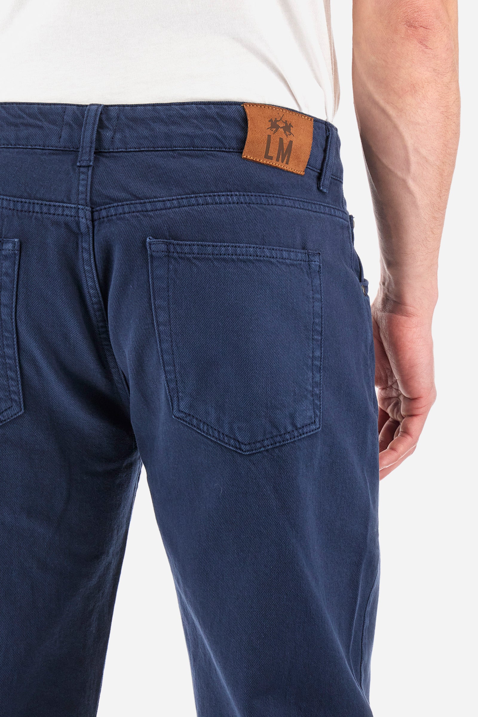 Men's single-colour 5-pocket trousers in 100% cotton. With belt loops, zip and button fastening with a logo. Double front pocket with a small pocket on one side and double pocket on the back. The logo can be found on a patch applied between the loops. The fit is regular. The model wears a size 33. - Navy