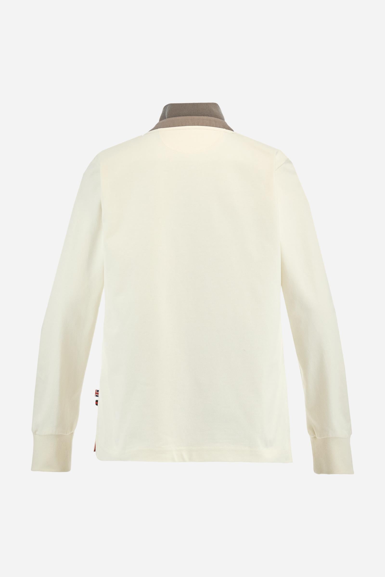 Men's long-sleeved solid colour, cotton jersey polo shirt. Two-button opening with contrasting details. Solid colour ribbed collar and cuffs. The chest features embroidered crests and lettering inspired by British royal heritage. The number 3 features on a patch with a fringed edge. The small brand logo is embroidered next to the number in contrasting colour. Regular fit. The model is wearing a size L. - Pristine