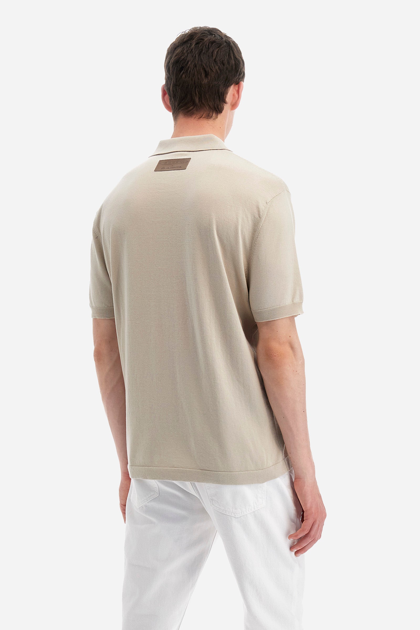 Single-colour men's knitted polo shirt with short sleeves from the line in collaboration with Pagani. Made of 100% cotton. Fastens with a button. Ribbed armholes and waist. The logo and "La Martina" and "Pagani" lettering are present on the patch representing the collaboration applied on the back. The fit is regular. The model wears a size L. - Rainy Day