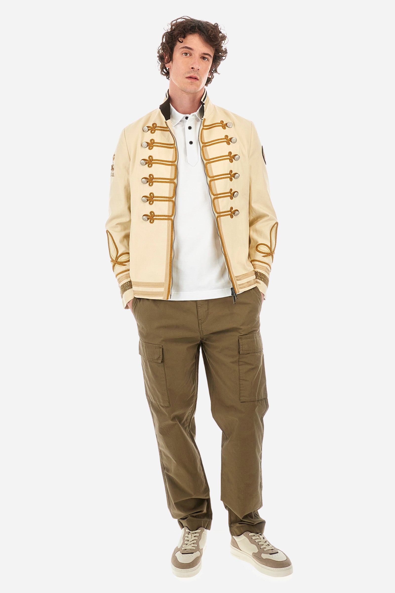 Men's single-colour cargo trousers in 100% cotton. With belt loops, zip and button fastening. There are two open pockets on the front, two cargo pockets with press stud fastening and two additional pockets on the back with buttonhole and classic button fastening. There is a logo with a patch sewn onto the reverse. The fit is regular. The model wears a size 33. - Military Olive