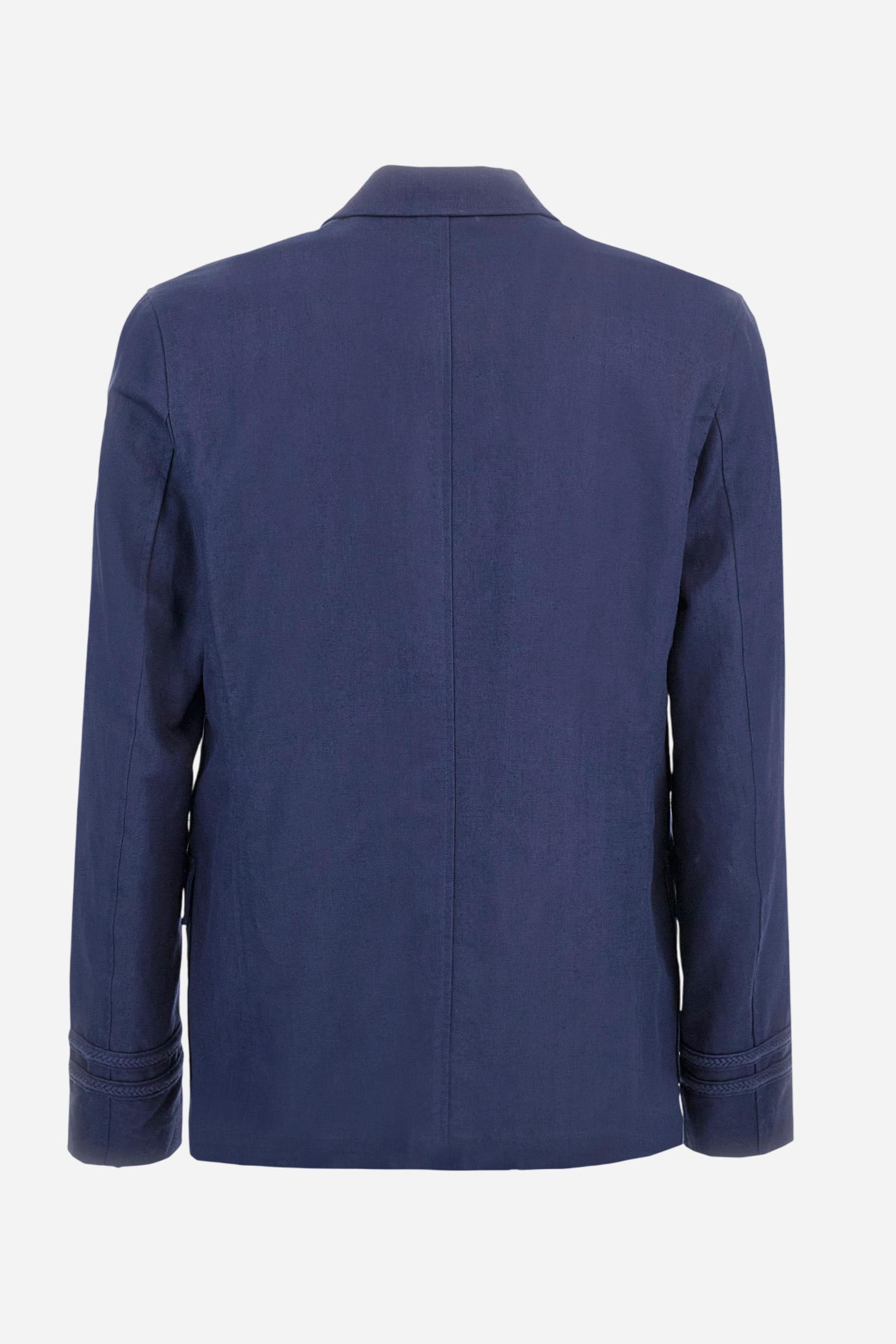 Men's long-sleeved double-breasted blazer in a single colour. Made of Oxford fabric, 50% cotton and 50% linen. Wide lapel neckline. The front patch pockets have rounded corners and feature a shaped flap. A subtle matching cotton trim is applied on the cuffs. Large patch in metallic thread applied on the left sleeve. The logo is embroidered tone-on-tone on the same sleeve. Regular fit. The model is wearing an Italian size 50. - Navy
