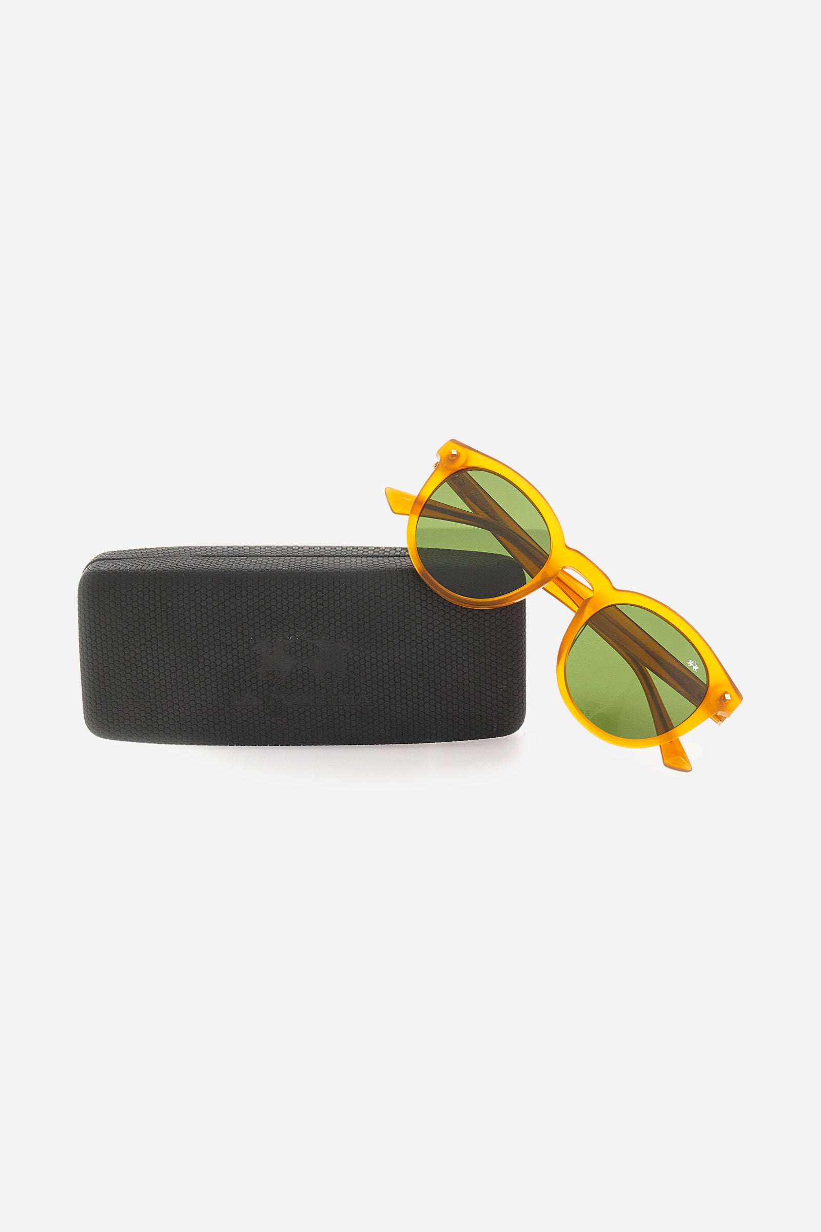 Panthos model sunglasses in acetate material. With a classic style, it features a small logo in a contrasting tone on the initial part of the rod and on the crystal lenses which are on anti-reflection. The light black frame makes it easy to wear, while the coloring allows you to wear the glasses with any look and always be fashionable. - HONEY