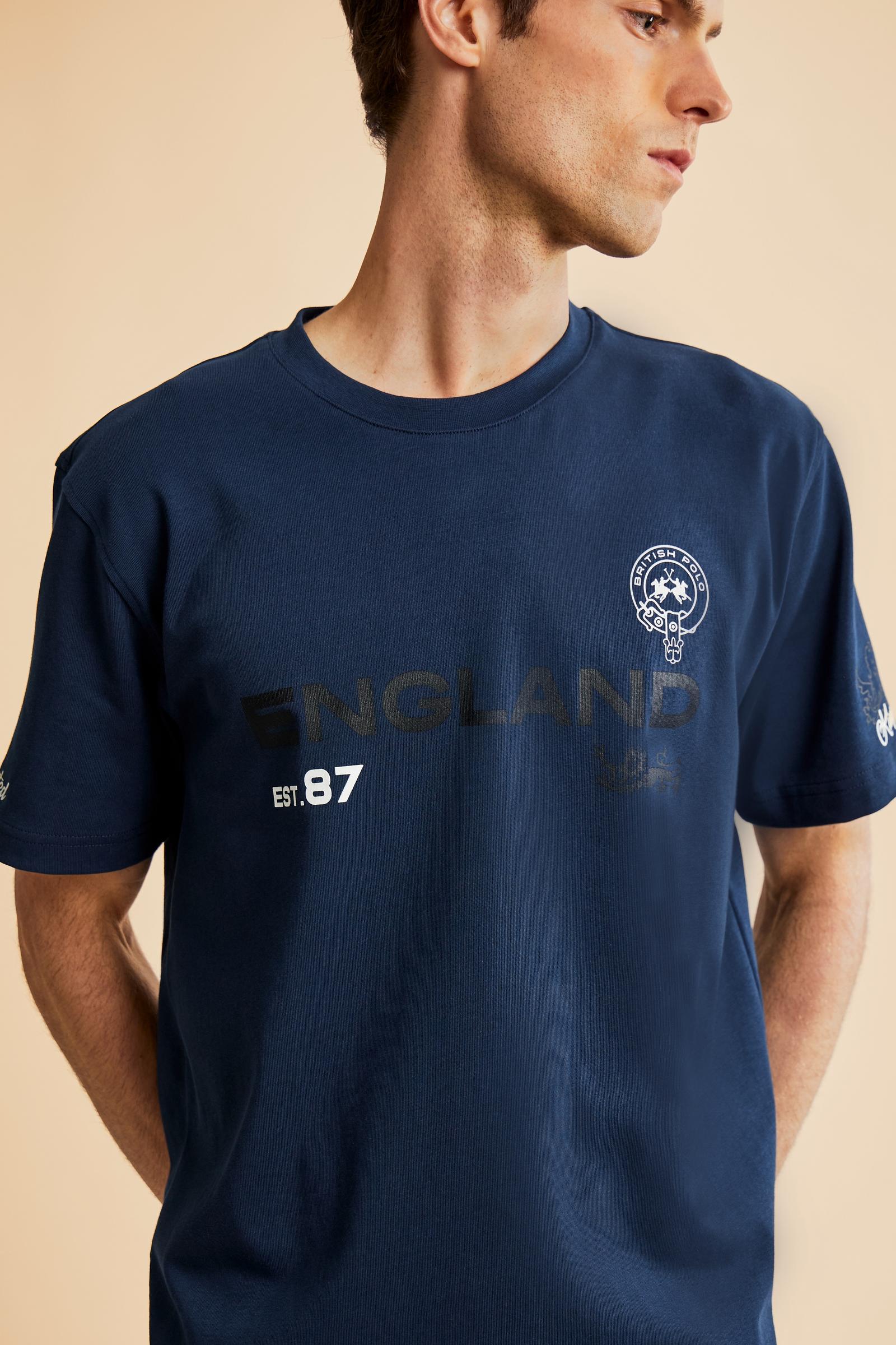 Men’s short-sleeve cotton jersey T-shirt. Contemporary fit with large graphic on the chest and framed horse logo positioned below the collar on the back. - Navy