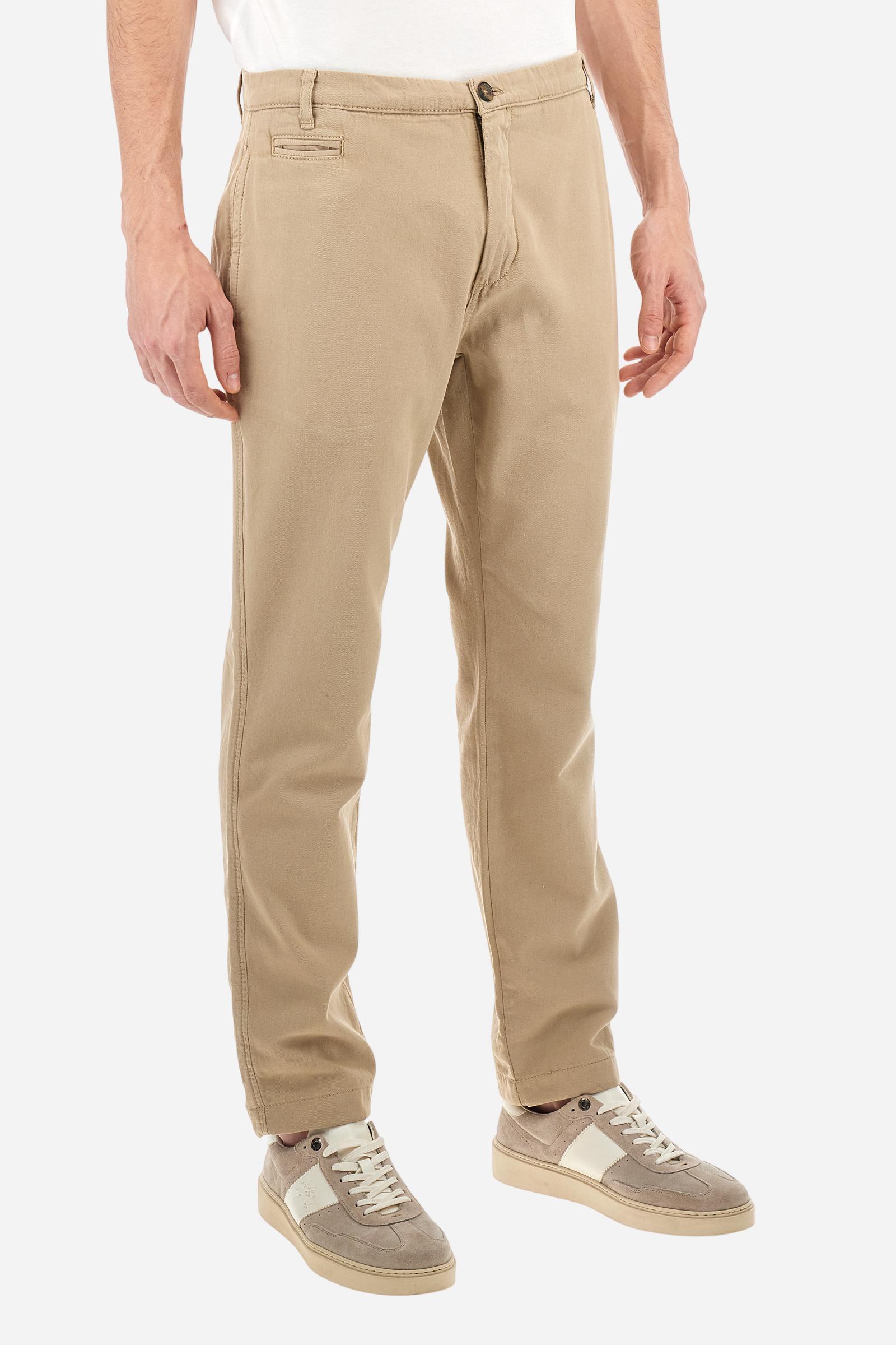Single-colour men's chino trousers made of cotton and linen canvas. Straight leg. Zip fastening and faux horn button. The side pockets are inserted in the side and on the front, at the right, under the strap, there is a small coin pocket. The back pockets are double-welted and fasten with a visible faux horn button. The logo is present on a fabric patch sewn on the back. Regular fit. The model is wearing a size 33. - Twill