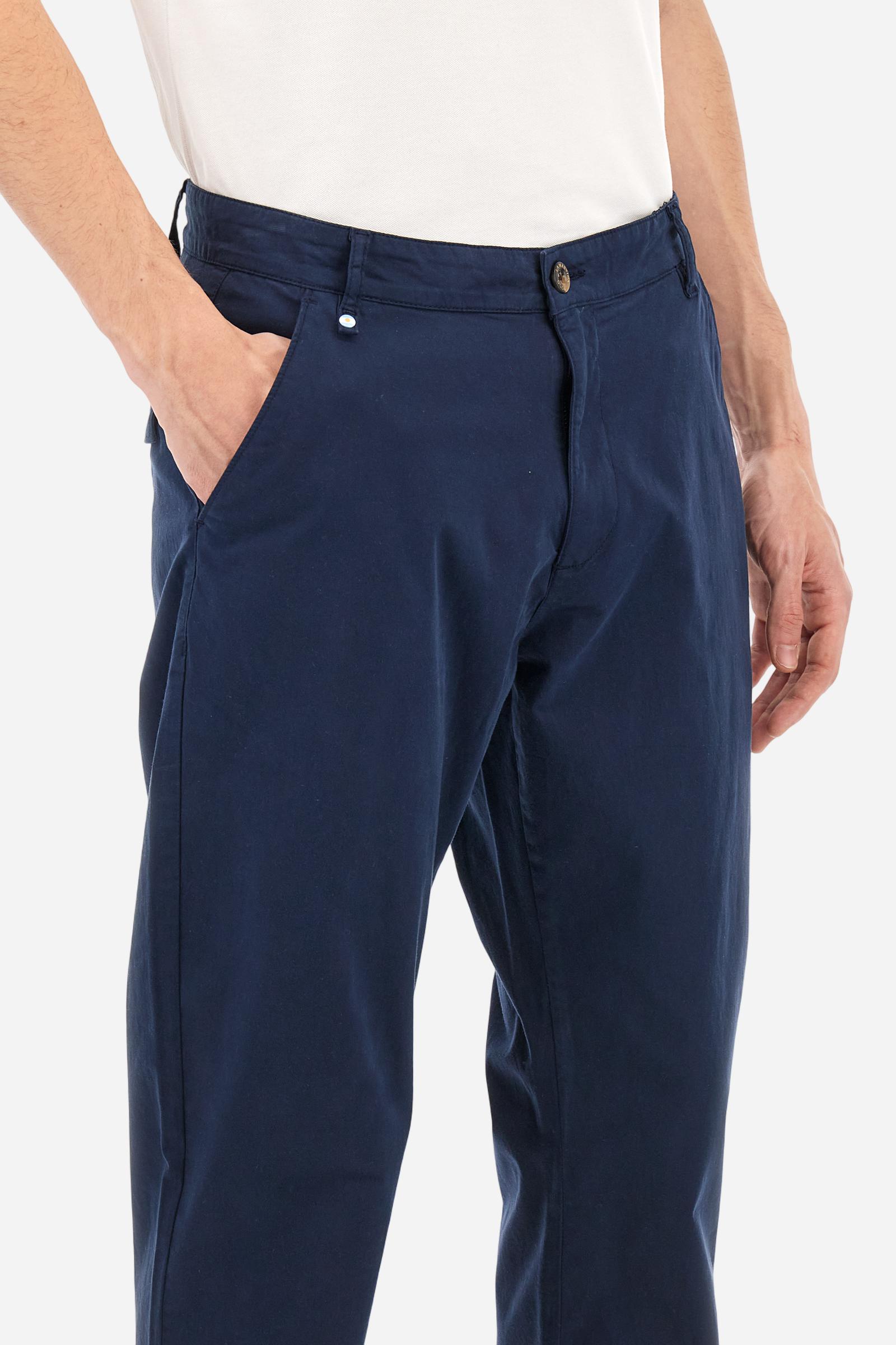 Single-colour men's chino trousers made of elasticated cotton twill. Zip fastening and faux horn button. Side slash pockets and folded waistband. On the back there are welt pockets with a flap and hidden button. The right front loop has a metal rivet with the flag of Argentina as an applied detail. Regular fit. The model is wearing a size 33. - Navy
