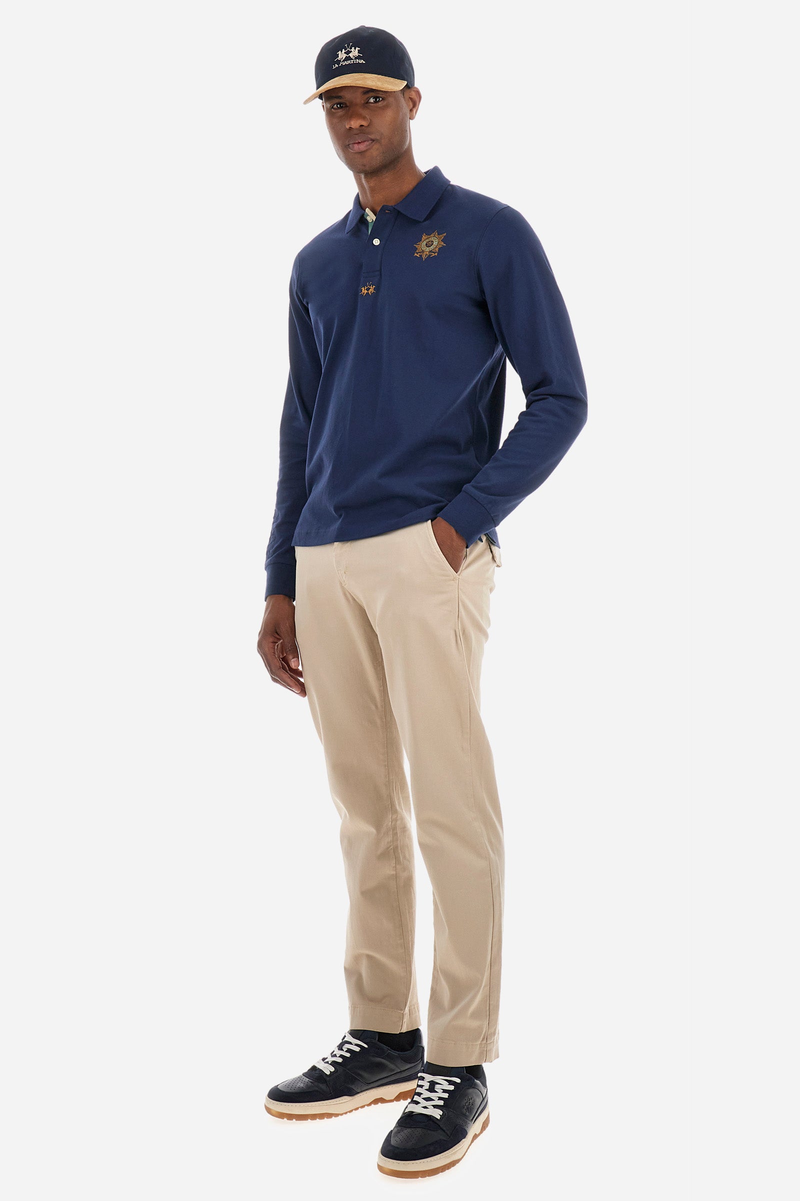 Men's long-sleeved Guards polo shirt in plain stretch cotton. Two-button fastening. Embellished with tone-on-tone embroidery on the sleeves. The logo and symbol of the line appear on the front. Regular fit. The model is wearing a size L. - Navy