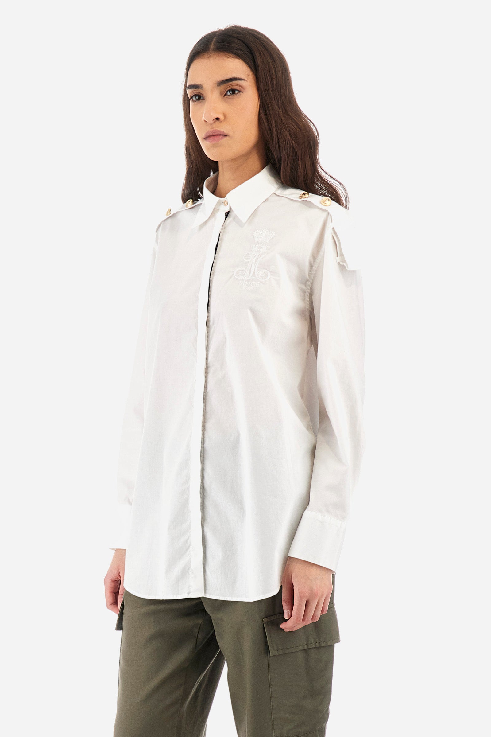 Women's long-sleeved shirt, in elasticated cotton. French collar. With buttoned cuffs. Featuring darts on the back. The logo is embroidered on the front. The fit is regular. The model wears a size 2. - Optic White