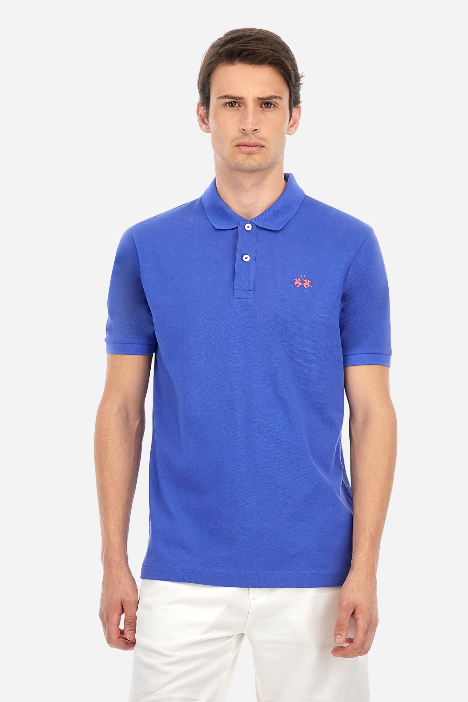 Men's plain-coloured, short-sleeved, regular-fit cotton polo shirt. Contrasting La Martina logo sewn onto the chest. This versatile garment goes perfectly with a pair of jeans from the collection. - Dazzling Blue