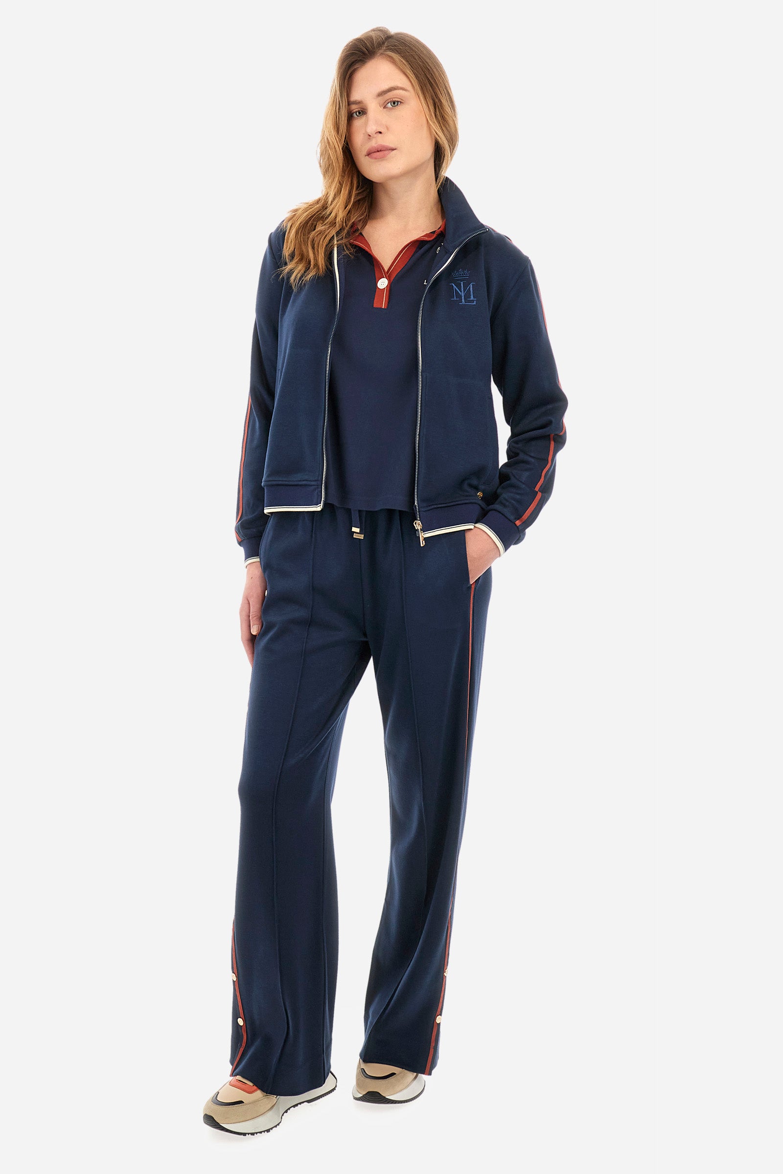 Women’s polo with short sleeves in solid color with contrasting details of the Academy Polo line. Made of stretch cotton. V-neck and armhole hem in contrasting shades. Single button closure. Ribbed neckline, collar and armhole. On the back is sewn the name and logo of the brand. On the back there is a metal plate with the logo applied on a colored strip. The fit is regular. The model wears a size 2. - Navy