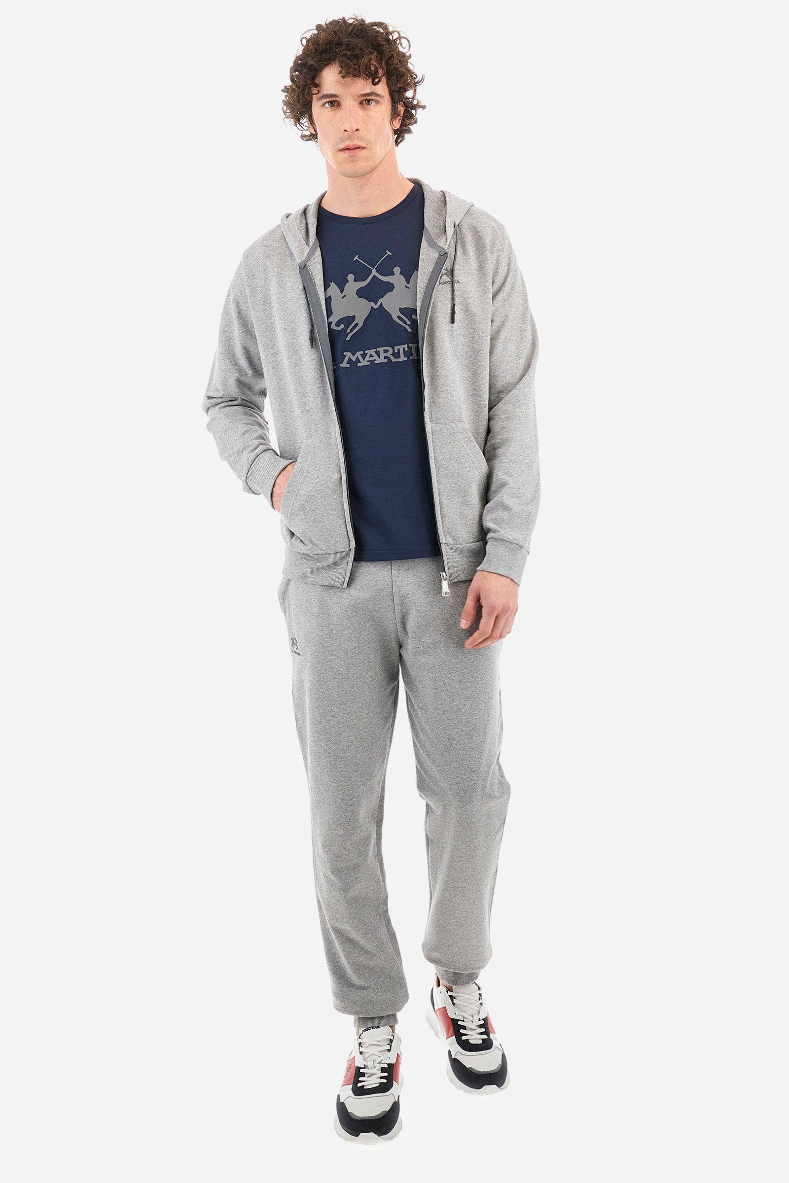 Men's jogging trousers with a logo print on the pocket in a regular fit. Features a drawstring waist, side pockets and back pocket. Made of 100% cotton with a regular fit, a must-have item in your wardrobe for the gym or leisure time. Very easy to combine with a sweatshirt or T-shirt. The model is 187 cm tall and wears a size L. - Medium Heather Grey