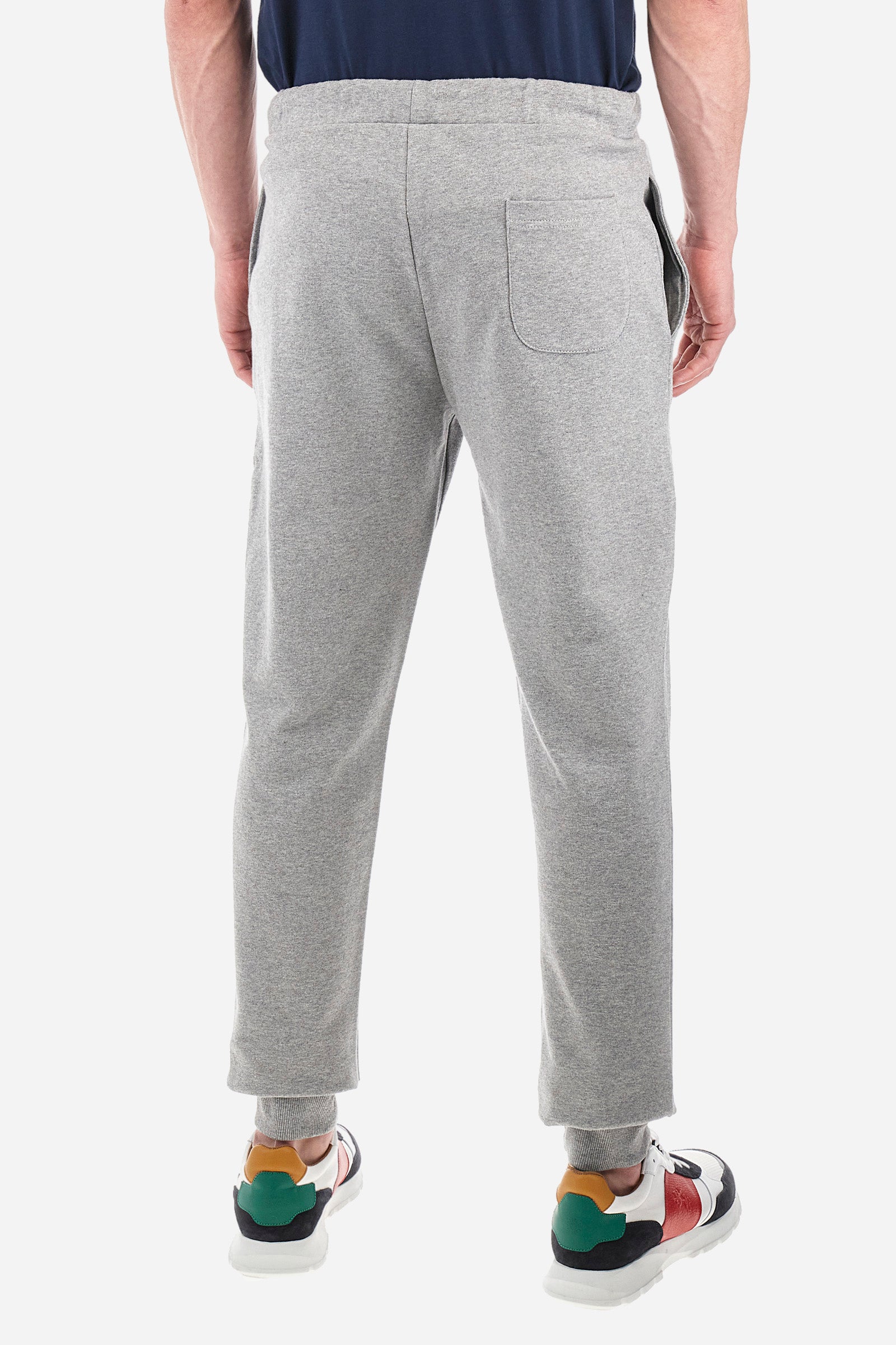 Men's jogging trousers with a logo print on the pocket in a regular fit. Features a drawstring waist, side pockets and back pocket. Made of 100% cotton with a regular fit, a must-have item in your wardrobe for the gym or leisure time. Very easy to combine with a sweatshirt or T-shirt. The model is 187 cm tall and wears a size L. - Medium Heather Grey