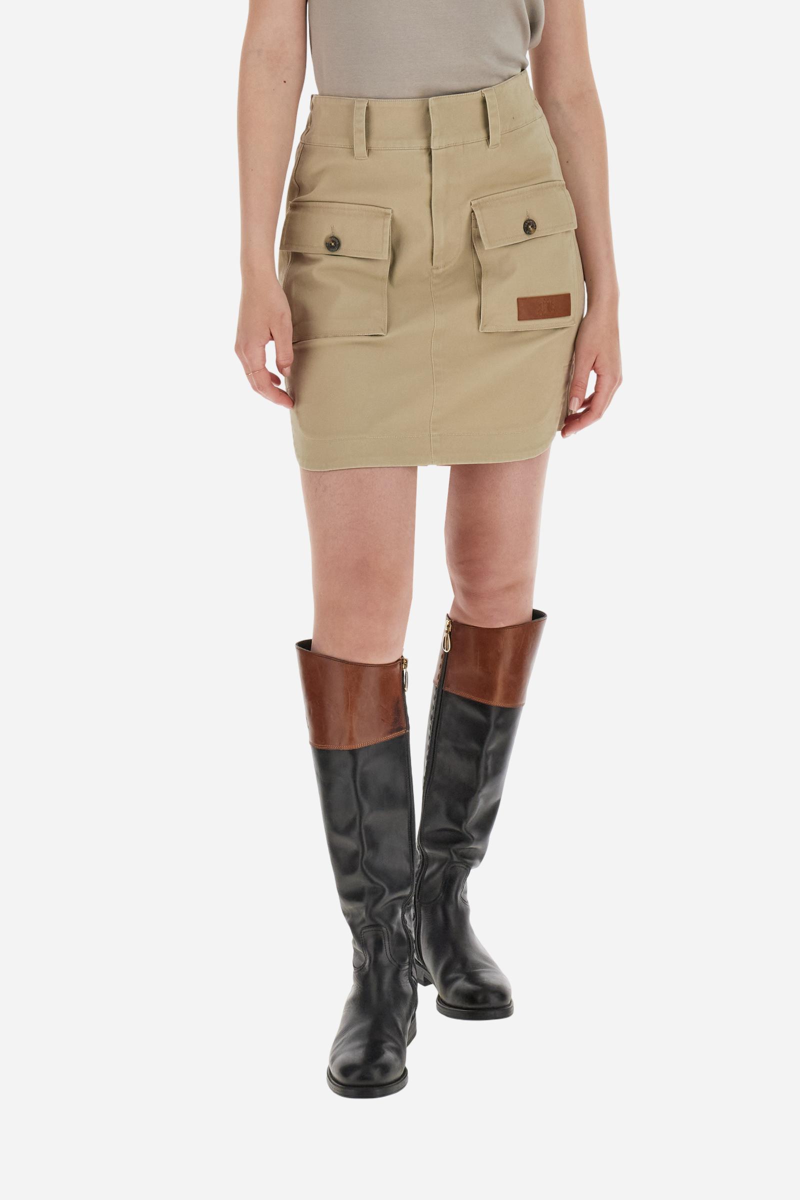 Women’s mini skirt in solid-colour stretch cotton twill. Front closure with zip and internal hook, elasticated back waistband for added comfort. Applied front pockets with personalised horn-effect buttons and decorative flaps on the back. Logo on faux leather label applied to the front pocket. Flared, fluid silhouette for a feminine and comfortable look. The model wears size 2. - Travertine