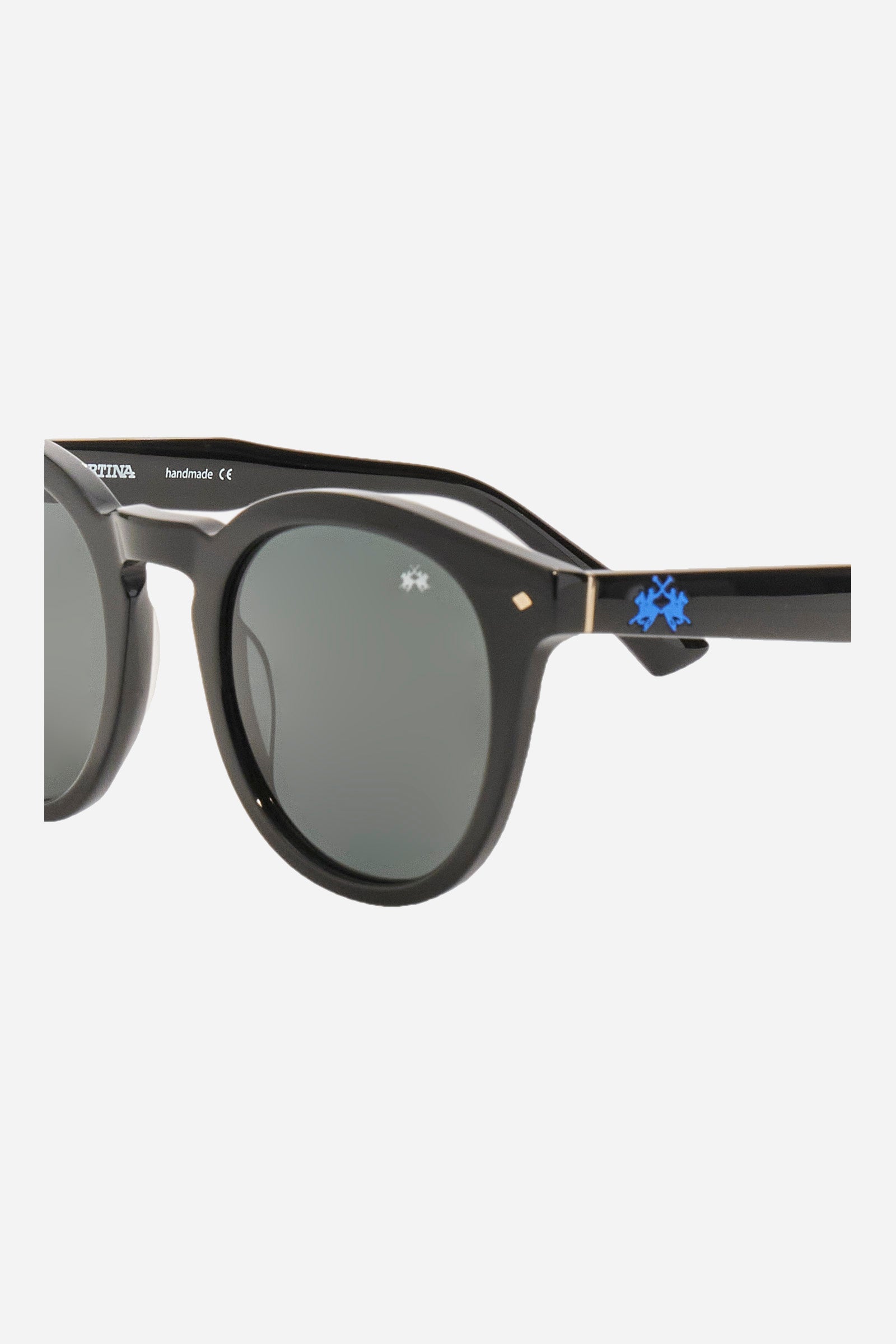 Panthos model sunglasses in acetate material. With a classic style, it features a small logo in a contrasting tone on the initial part of the rod and on the crystal lenses which are on anti-reflection. The light black frame makes it easy to wear, while the coloring allows you to wear the glasses with any look and always be fashionable. - BLACK