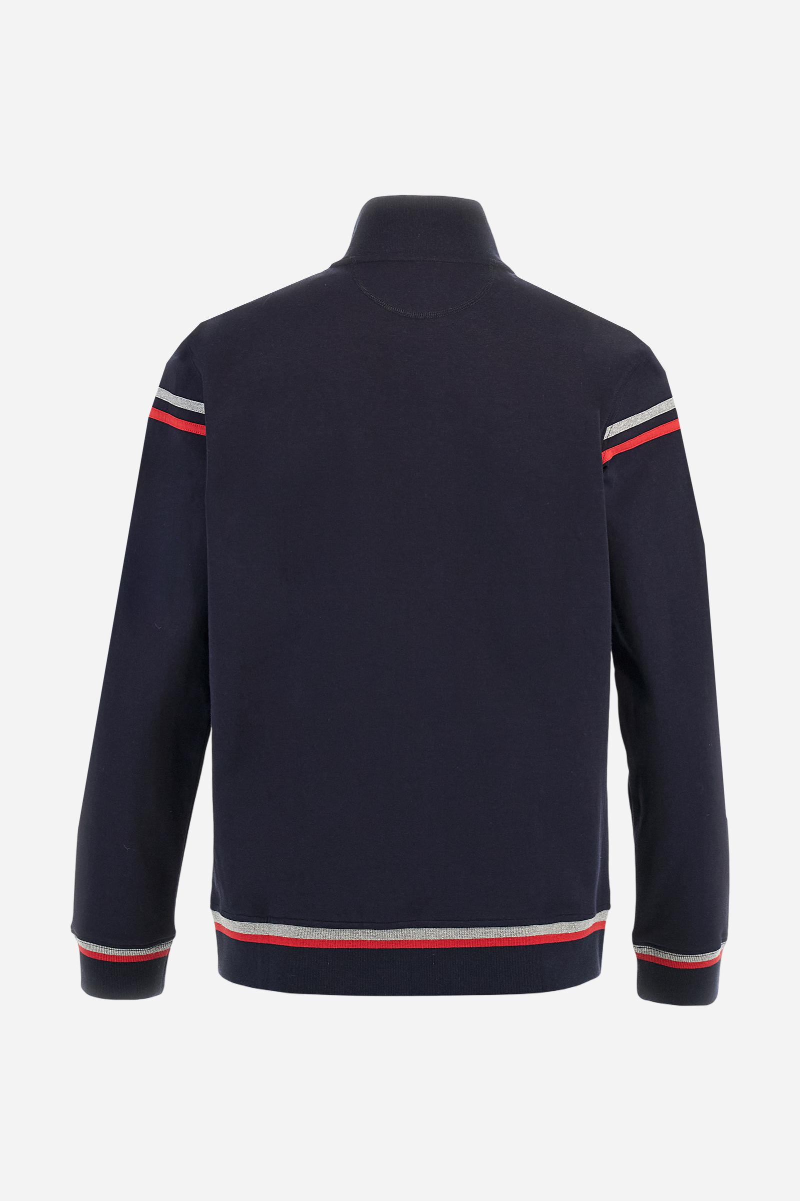 Men's long-sleeved, full-zip solid colour sweatshirt. Made of soft cotton-blend fleece. Features a convenient front opening with eye-catching contrasting colour details. The two-tone coloured band patterns are inspiredby the theme of the Argentina VS England teams. The small logo on chest adds a subtle touch of brand identity. The regular fit ensures a comfortable and relaxed silhouette. The model is wearing a size L. - Navy
