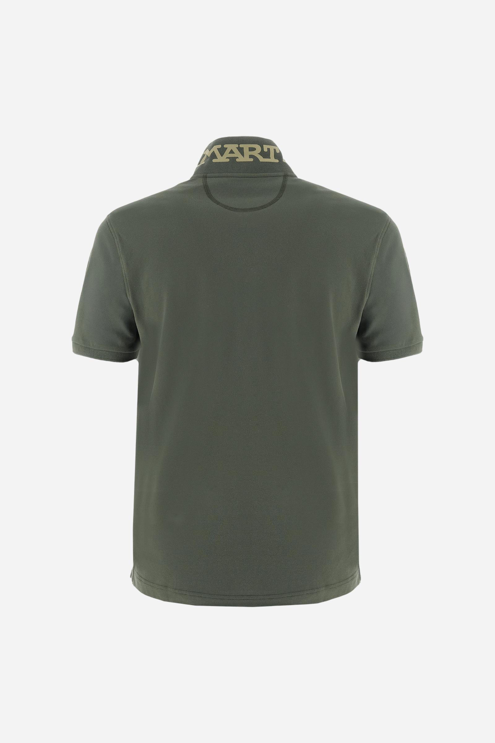 Men's plain short-sleeved polo shirt made from stretch piqué. Two-button fastening. The collar and cuffs are made from tone-on-tone ribbed fabric. A contrasting fabric patch depicting the number 3 is appliquéd on the right sleeve. The logo is embroidered on the left side of the chest in contrasting thread. Under the collar, there is a large contrasting print of the La Martina lettering. Regular fit. The model is wearing a size L. - Thyme