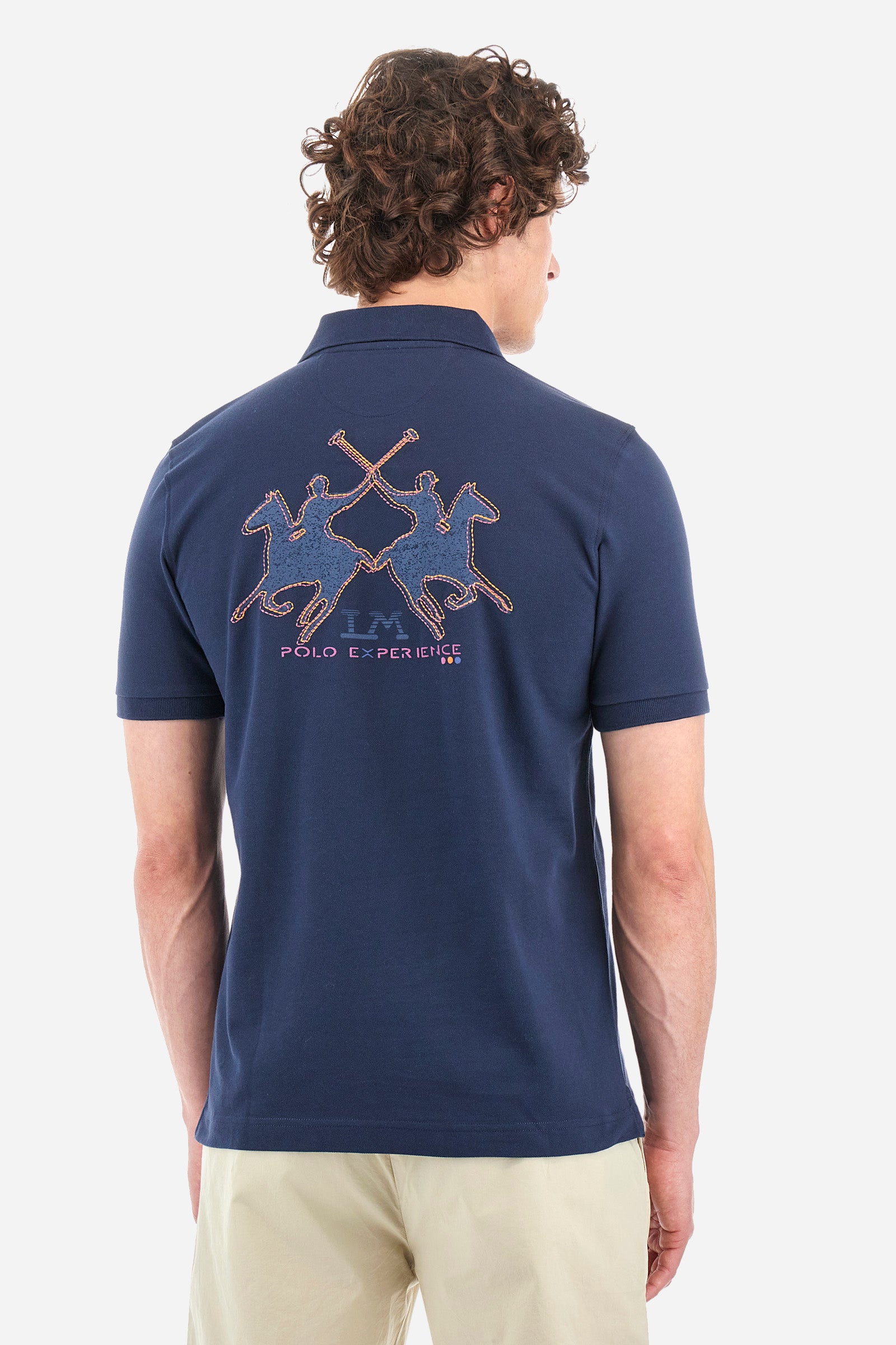 Men’s polo shirt in solid color with short sleeves, made of 100% cotton piquet. Two button closure. Contrasting lettering on the front and large print with the La Martina logo on the back recall the Polo Experience that wants to highlight the historic Argentina capsule collection. Round sleeves and profiled waistband. The fit is regular. The model wears a size L. - Navy