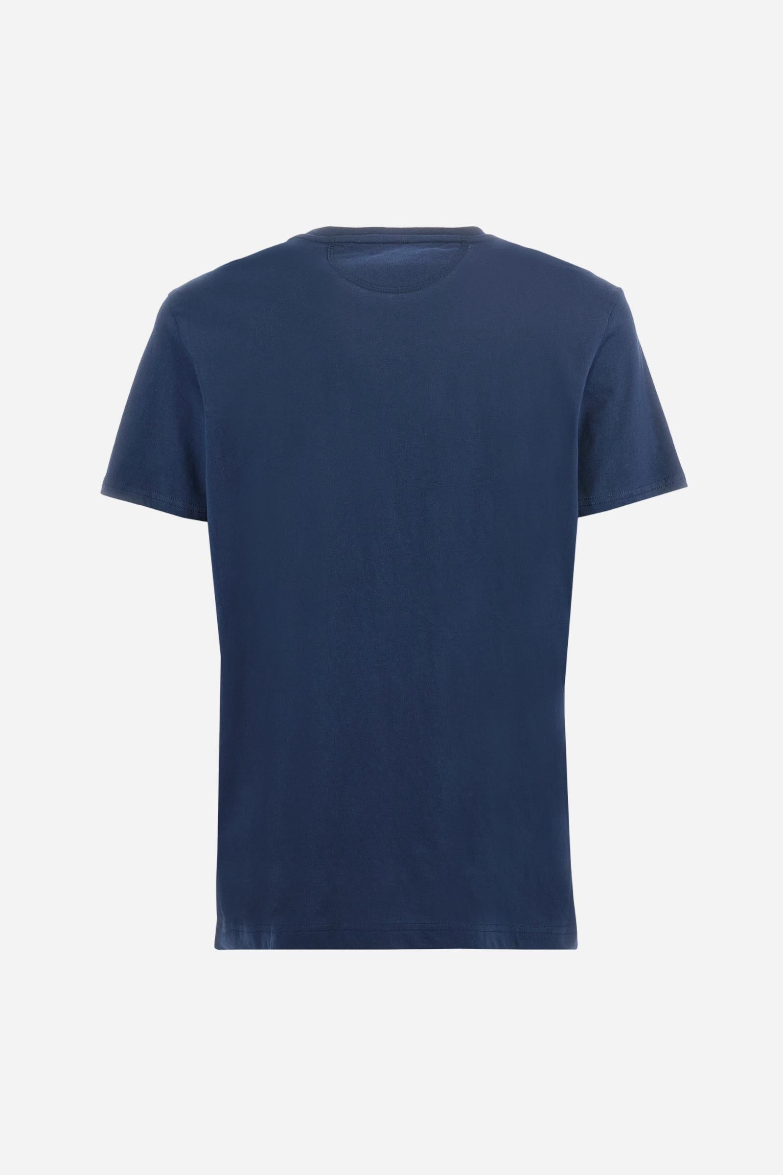 Single-colour short-sleeved men's T-shirt made of cotton jersey. Crew neck, with colour-contrasting jersey border inside. The front graphic is a large print featuring the Guards crest, and is enriched by the La Martina lettering and brand logo, both embroidered. The fit is regular. The model is wearing a size L. - Navy