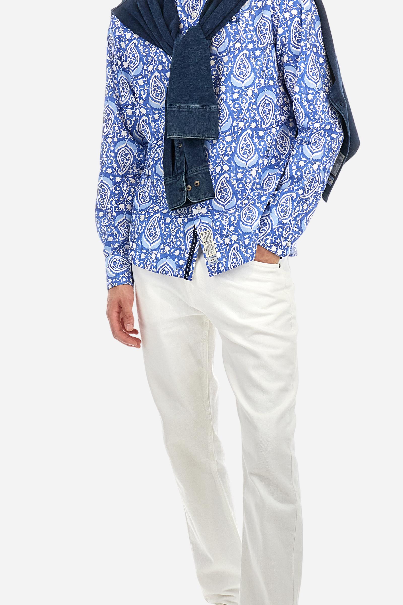 Men's long-sleeved printed shirt made of lightweight 100% cotton poplin. Spread collar. The logo is embroidered tone-on-tone on the left side of the chest. Regular fit. The model is wearing a size L. - Ultramarine/OptWhite