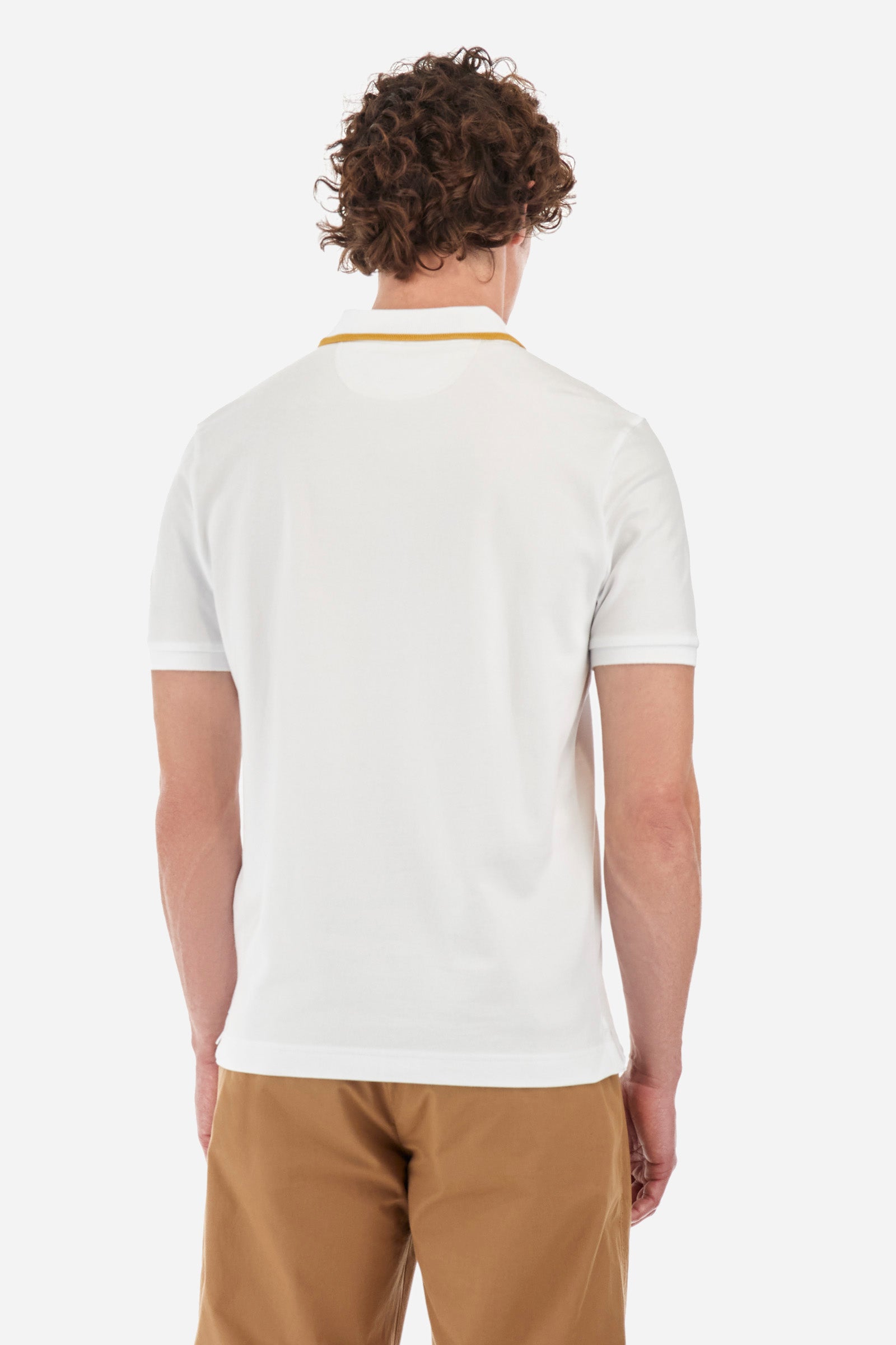 Men's short-sleeved single-colour polo shirt in elasticated cotton. Two-button fastening. Ribbed collar and armholes. The neck is profiled. On the front we find the symbol representing the Guards line. Featuring a small logo embroidered on the chest. The fit is regular. The model wears a size L. - Optic White