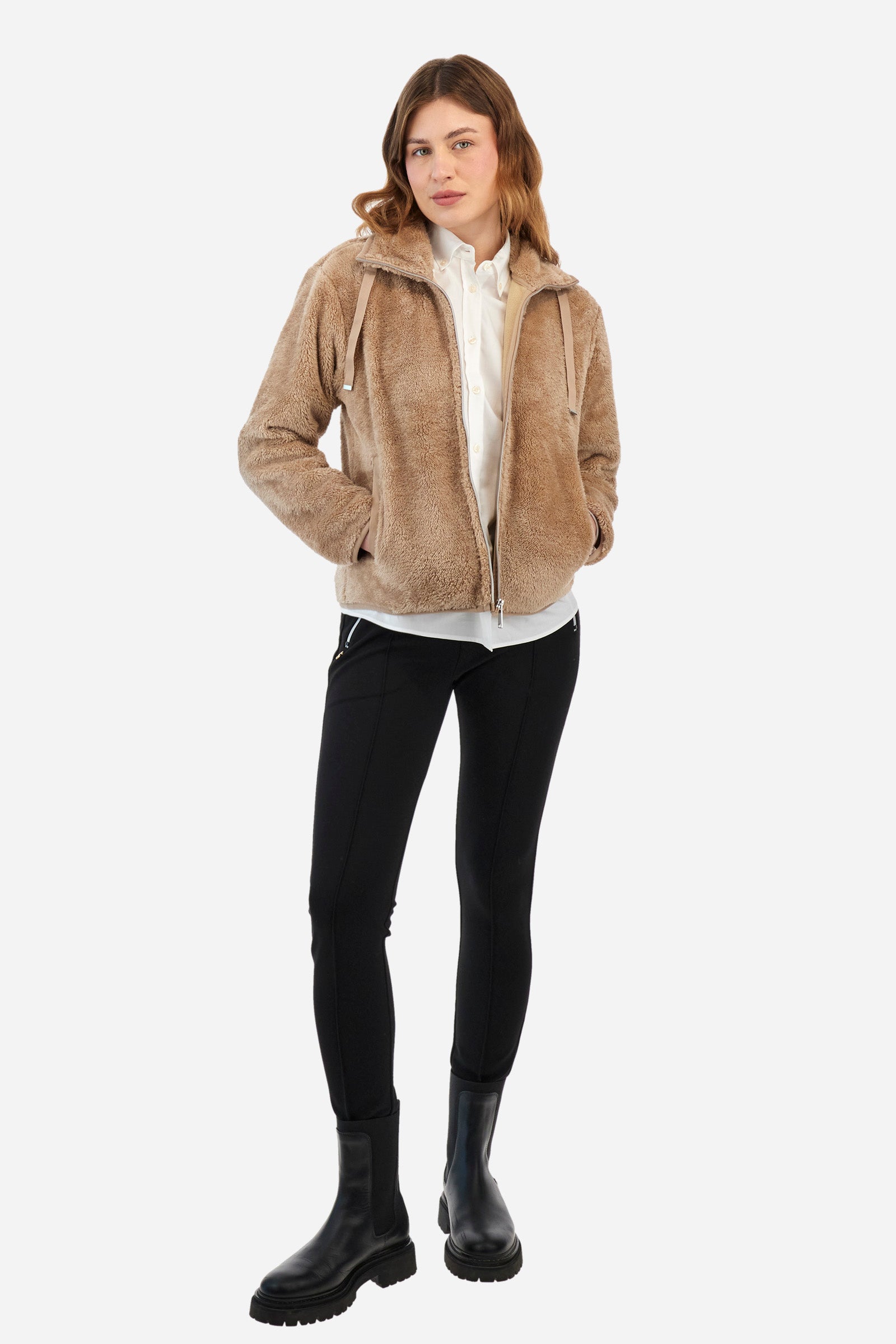 Women's long-sleeved solid colour shirt in Oxford cotton. Button-down collar. The logo is embroidered on the chest in contrasting thread. Regular fit. The model is wearing a size 2. - Optic White