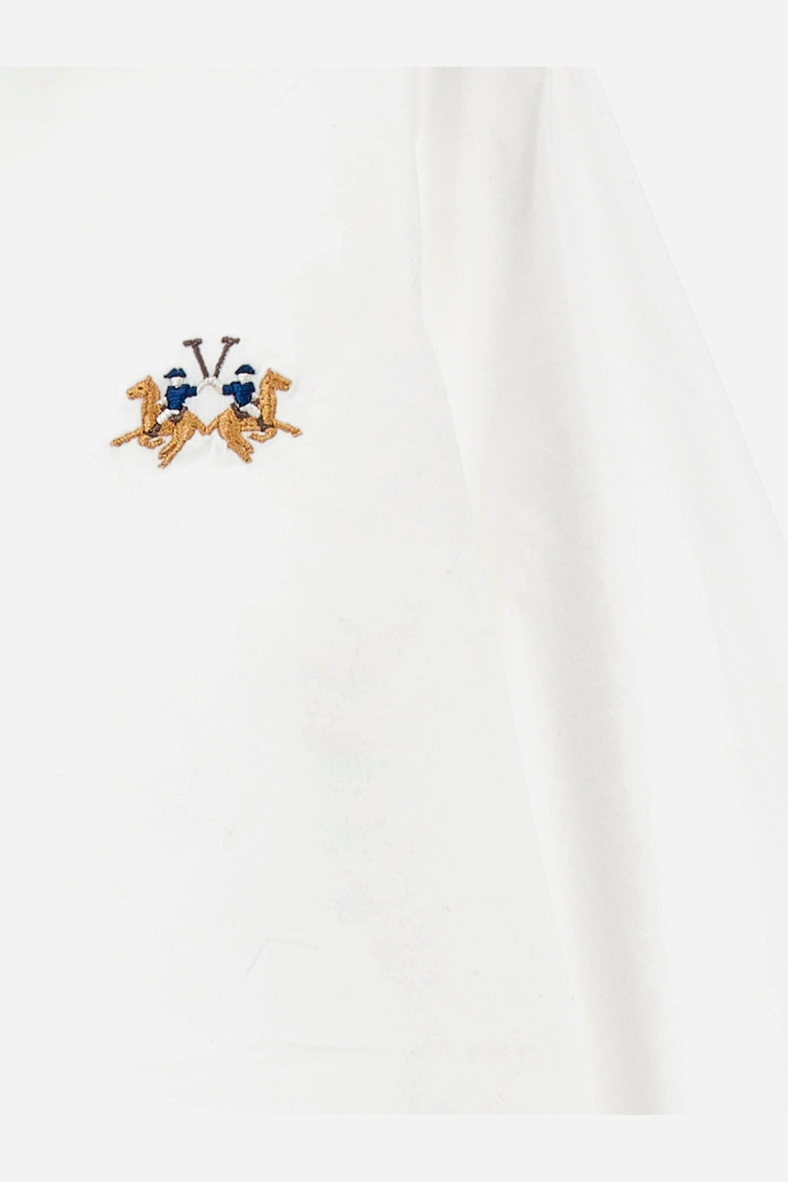 Single-colour boys' shirt made of cotton poplin. Spread collar. Regular line. The logo is embroidered on the front. - Optic White