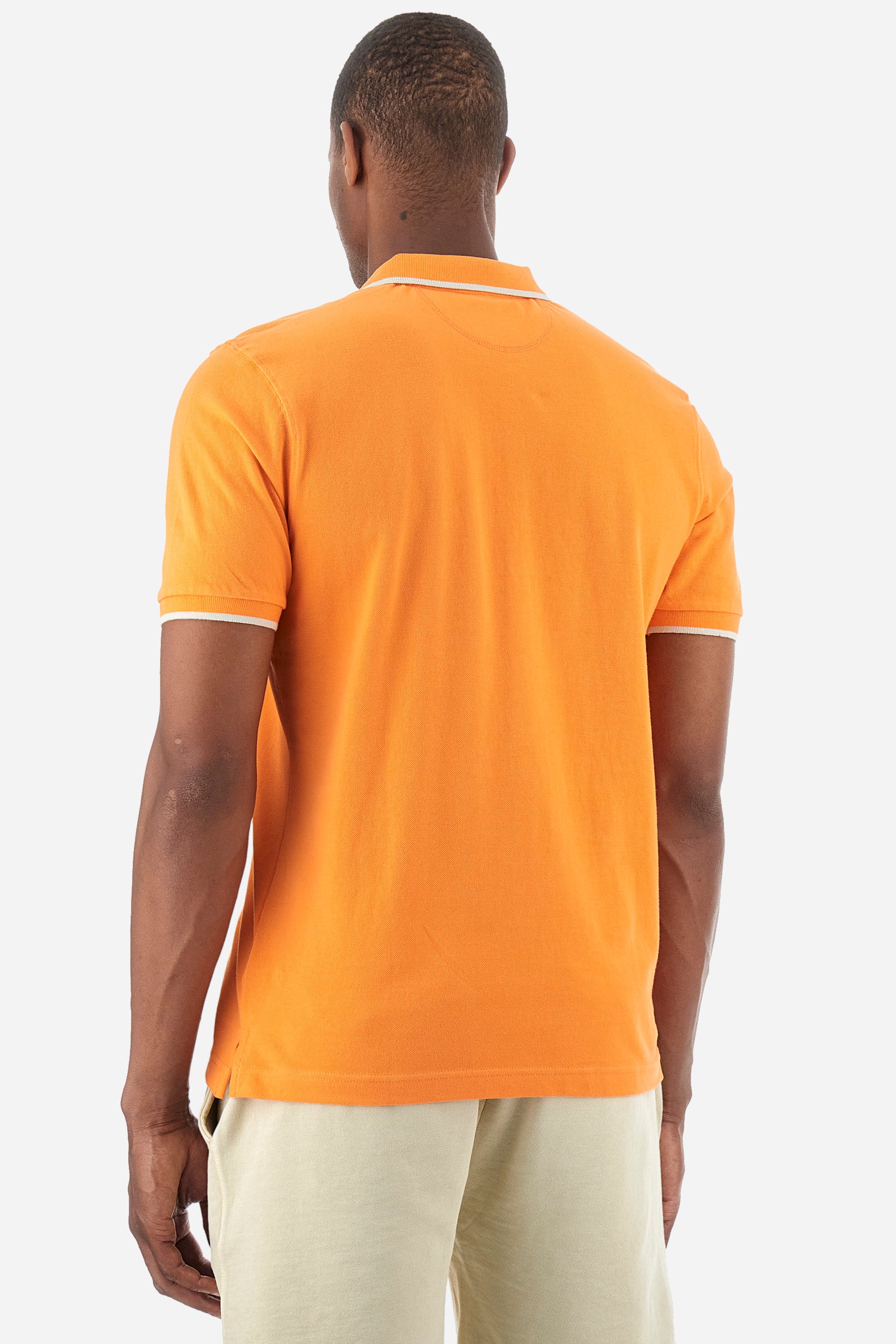 Men’s polo with short sleeves in stretch pique cotton. A classic La Martina, with a simple and linear style. The regular fit fits easily to any type of silhouette. A small La Martina logo is embroidered on the chest, in contrasting shades like the sleeve edge. The model is 187 cm tall and wears a size L. - Celosia Orange