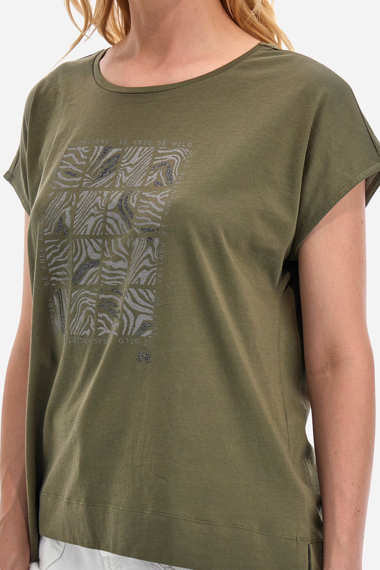 Single-colour short-sleeved T-shirt with a crew neck for women, made of 100% cotton. On the front there is a geometric print with an animal print and some lettering. A small logo is printed on the front. The fit is regular. The model wears a size 2. - Military Olive