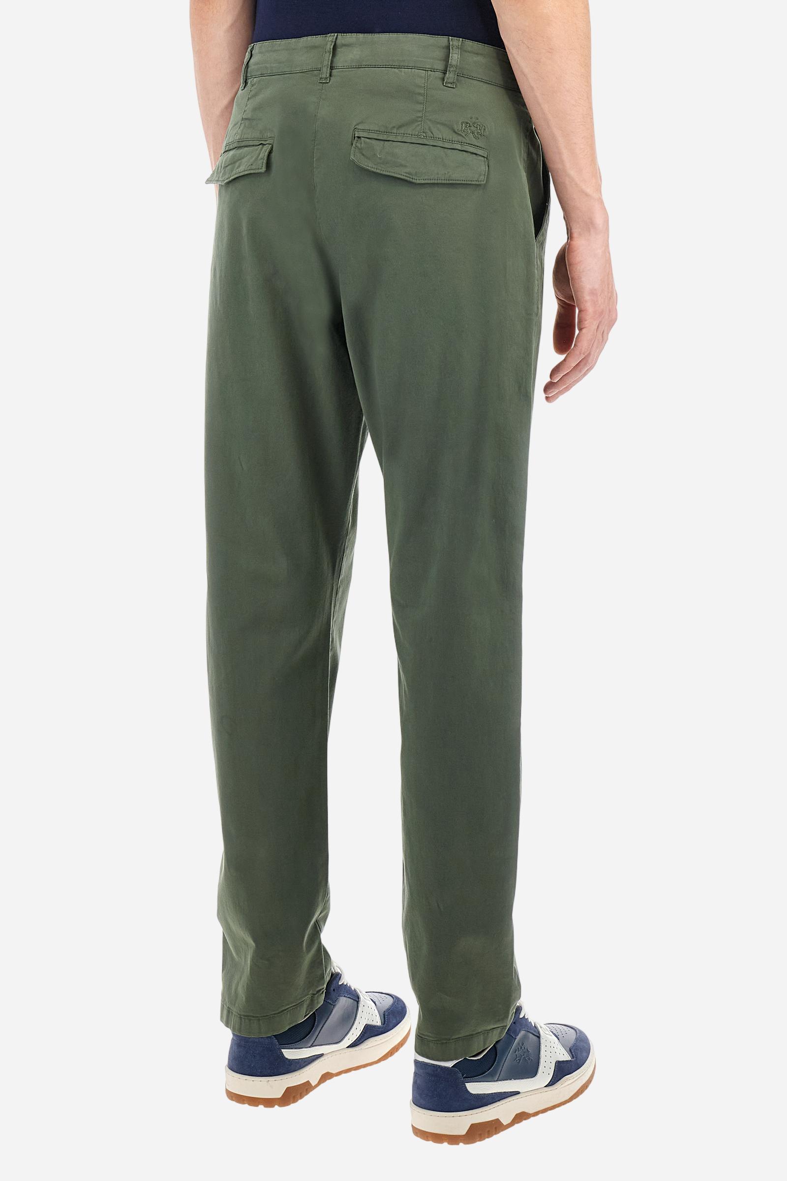 Single-colour men's chino trousers made of elasticated cotton twill. Zip fastening and faux horn button. Side slash pockets and folded waistband. On the back there are welt pockets with a flap and hidden button. The right front loop has a metal rivet with the flag of Argentina as an applied detail. Regular fit. The model is wearing a size 33. - Thyme