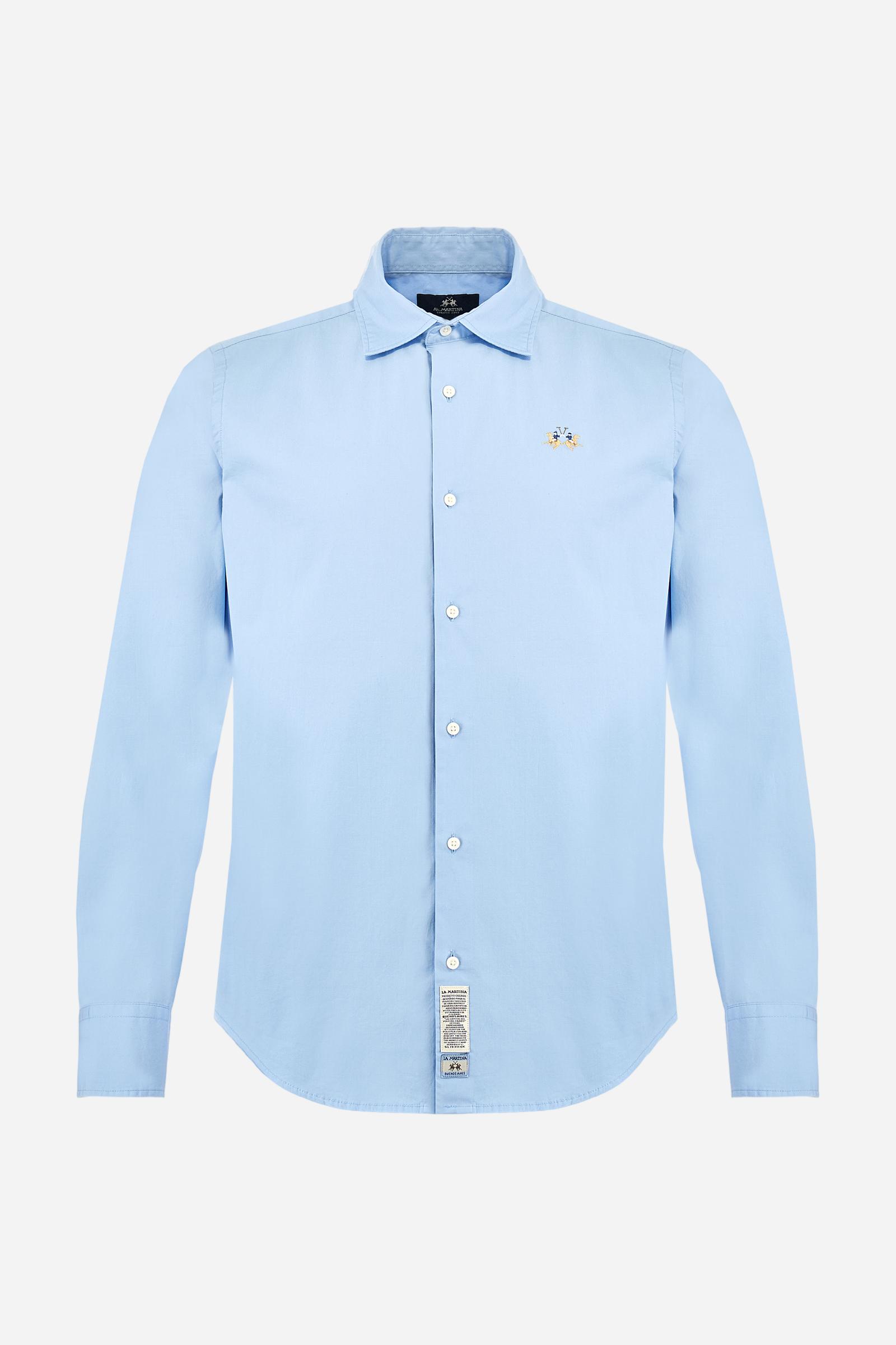 Men's single-colour long-sleeved shirt, made from 100% cotton poplin. Spread collar. The tricolour logo embroidery is on the chest, left side. The fit is slim. The model is wearing a size L. - Blue Bell