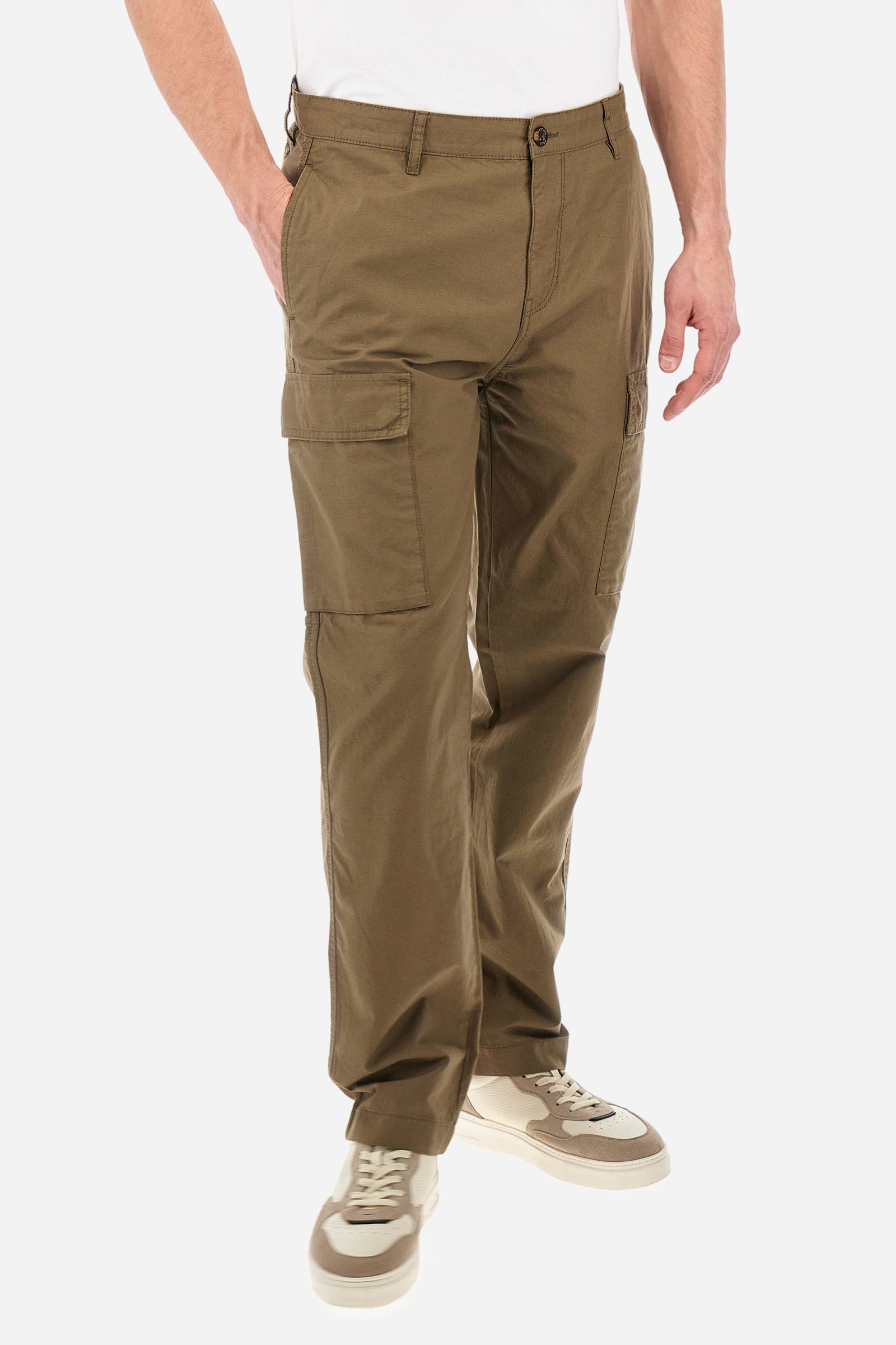 Men's single-colour cargo trousers in 100% cotton. With belt loops, zip and button fastening. There are two open pockets on the front, two cargo pockets with press stud fastening and two additional pockets on the back with buttonhole and classic button fastening. There is a logo with a patch sewn onto the reverse. The fit is regular. The model wears a size 33. - Military Olive