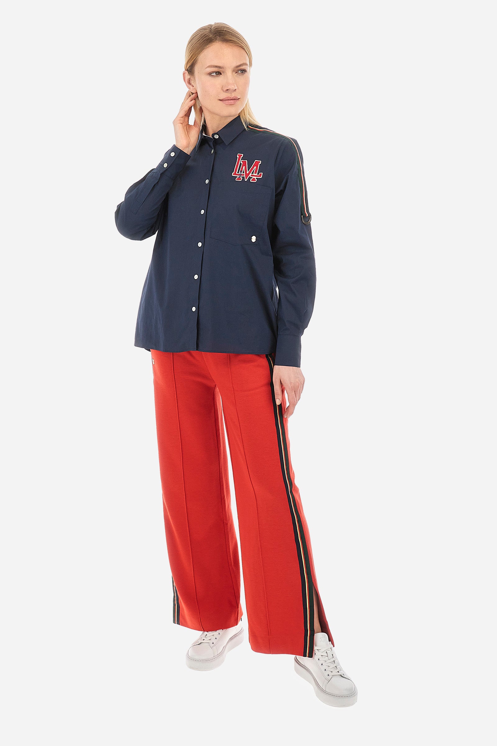 Solid-coloured long-sleeved women's shirt, made of stretch cotton with a regular fit. The line is Polo Academy and features a classic collar with button fastening. The chest is embellished with the LM patch and on the shoulders there is a contrasting band applied with a final ring. Finally, the shirt has a front pocket for added practicality. The model is 174 cm tall and wears a size 2. - Navy