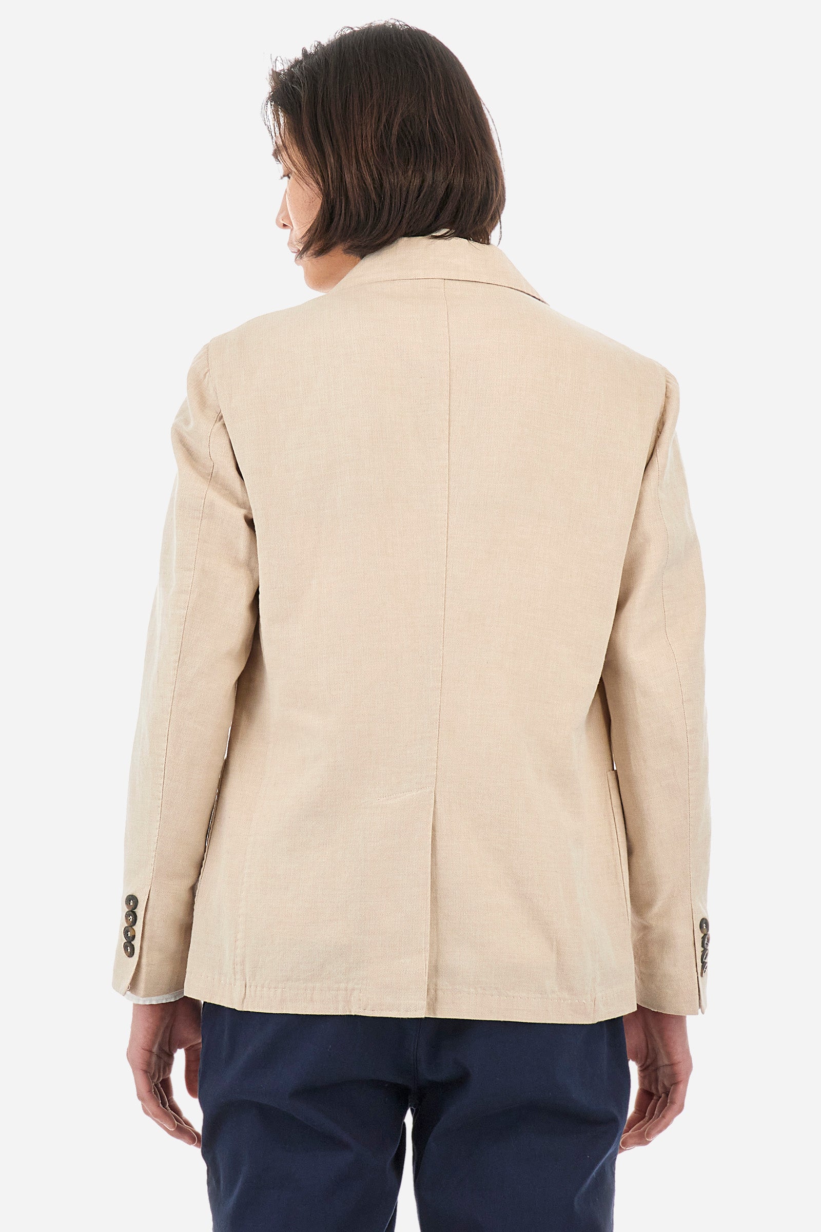 Men's long-sleeved cotton/linen-blend blazer with button fastenings on the front. Plain-coloured, classic-cut garment. Metal La Martina logo appliqué on the front. The regular fit is suitable for any body type as the lines remain slim yet comfortable. Part of the Blue Ribbon Capsule Collection, team it – open or buttoned-up – with a pair of the collection’s trousers or jeans. Perfect for drinks by the pool. The model is 187 cm tall and wearing a size L. - Almond Milk/OptWhite