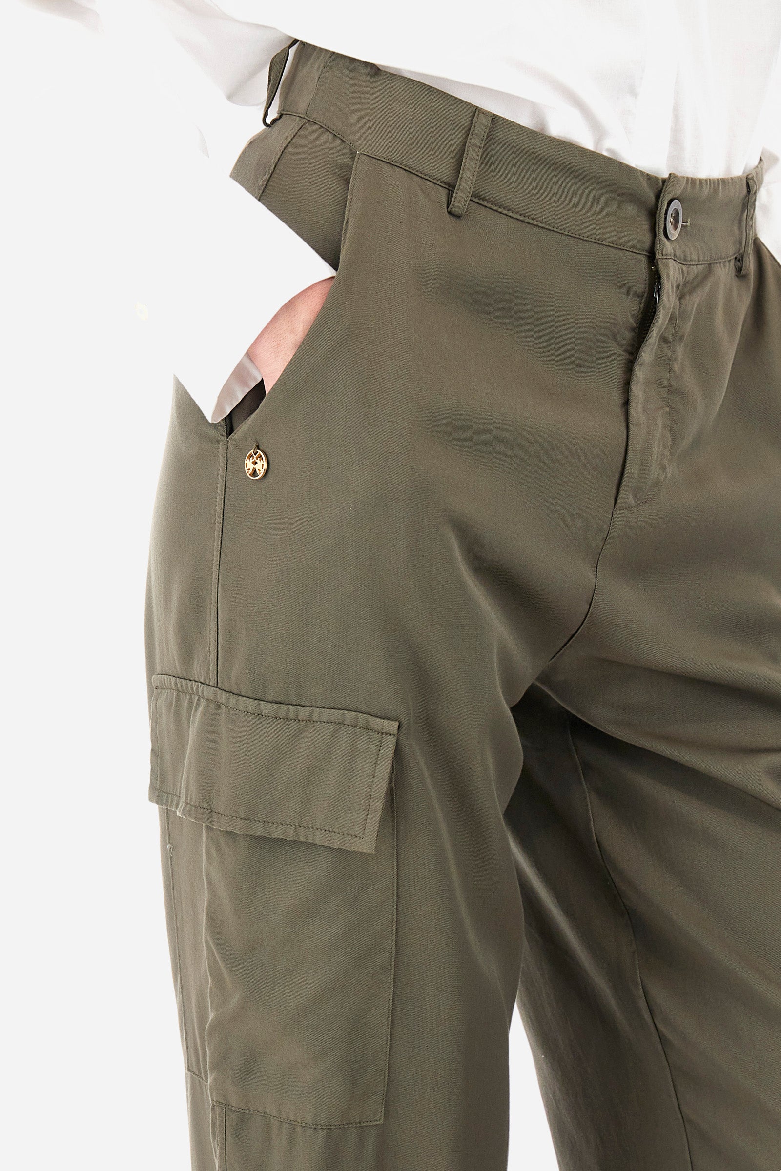 Single-colour women's cargo trousers, in an ecological fabric. With belt loops, zip and button fastening. There are two open front pockets, two cargo pockets and two further open pockets on the back. The logo is present on a patch sewn on the back and on a metal plate sewn on the front. The fit is regular. The model wears a size 40. - Military Olive