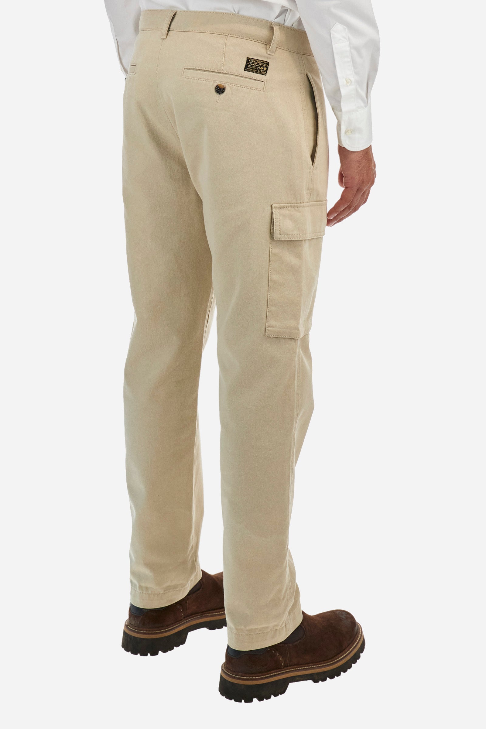Men's plain cargo trousers, made from 100% cotton. Complete with belt loops and a zip fly and button. In addition to the two cargo pockets, they feature two front pockets and two back pockets with buttons. Regular fit. The model is wearing a size 33. - Tidal Foam