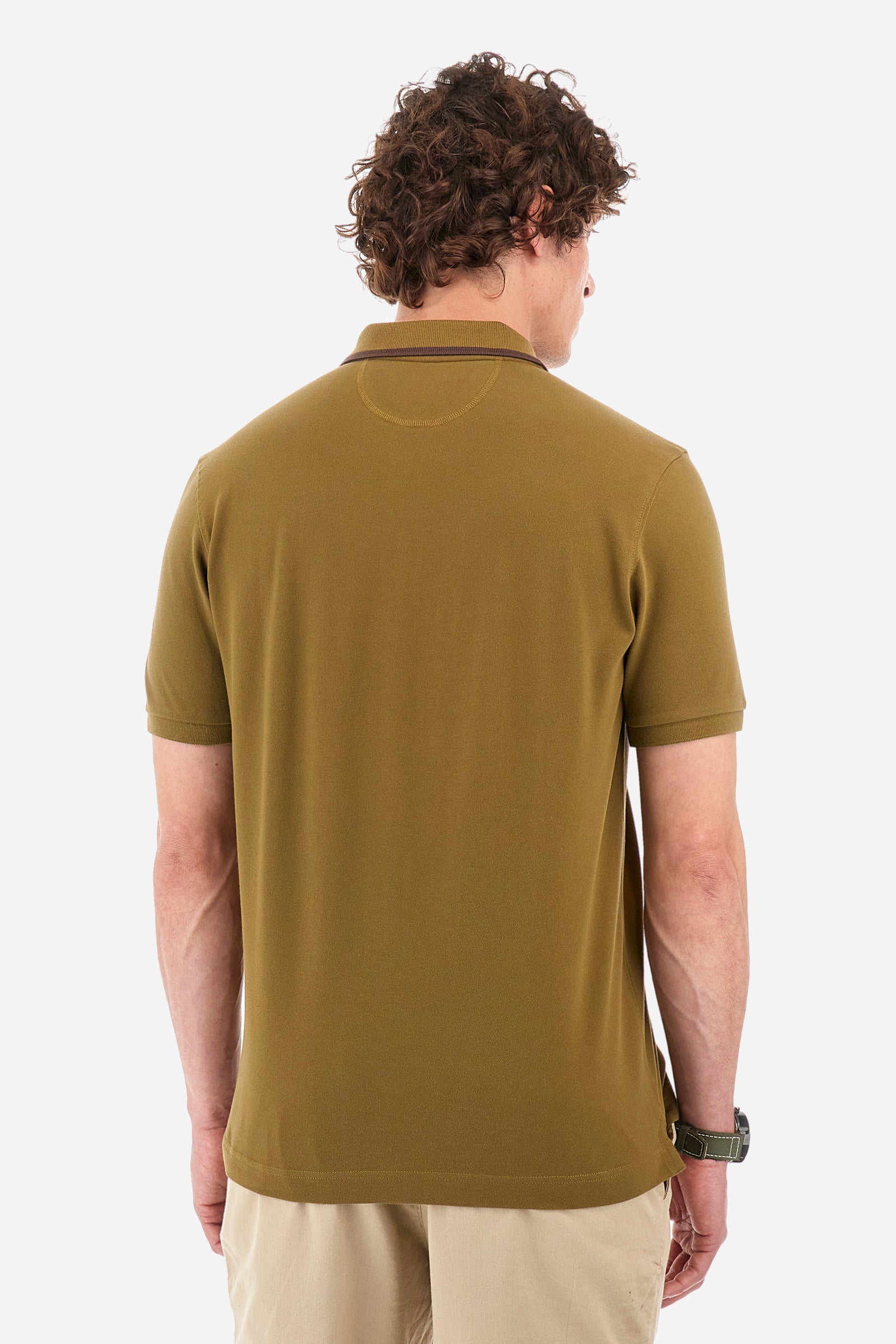 Men's short-sleeved single-colour polo shirt in elasticated cotton. Two-button fastening. Ribbed collar and armholes. The neck is profiled. On the front we find the symbol representing the Guards line. Featuring a small logo embroidered on the chest. The fit is regular. The model wears a size L. - Military Olive