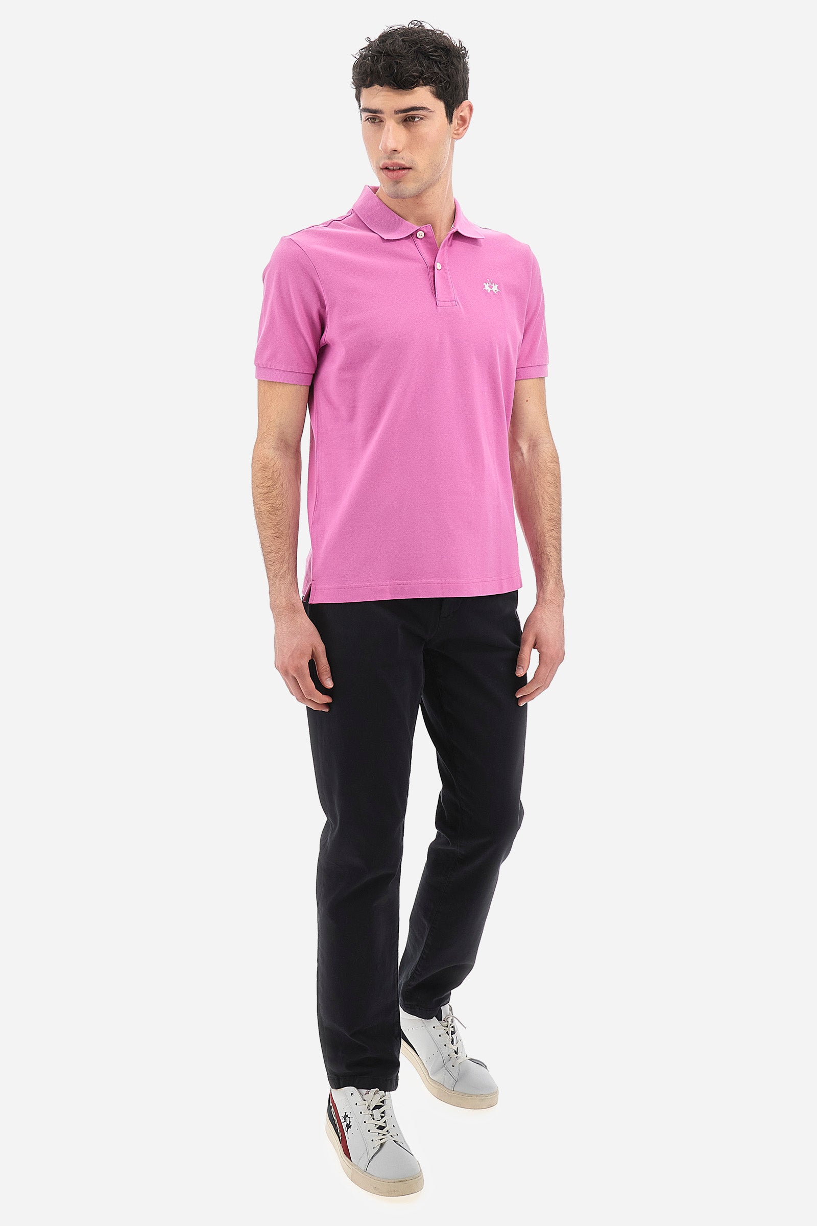 Men's plain-coloured, short-sleeved, regular-fit cotton polo shirt. Contrasting La Martina logo sewn onto the chest. This versatile garment goes perfectly with a pair of jeans from the collection. - Lilac Rose
