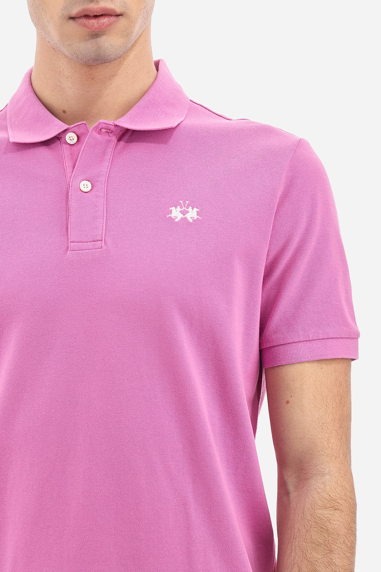 Men's plain-coloured, short-sleeved, regular-fit cotton polo shirt. Contrasting La Martina logo sewn onto the chest. This versatile garment goes perfectly with a pair of jeans from the collection. - Lilac Rose