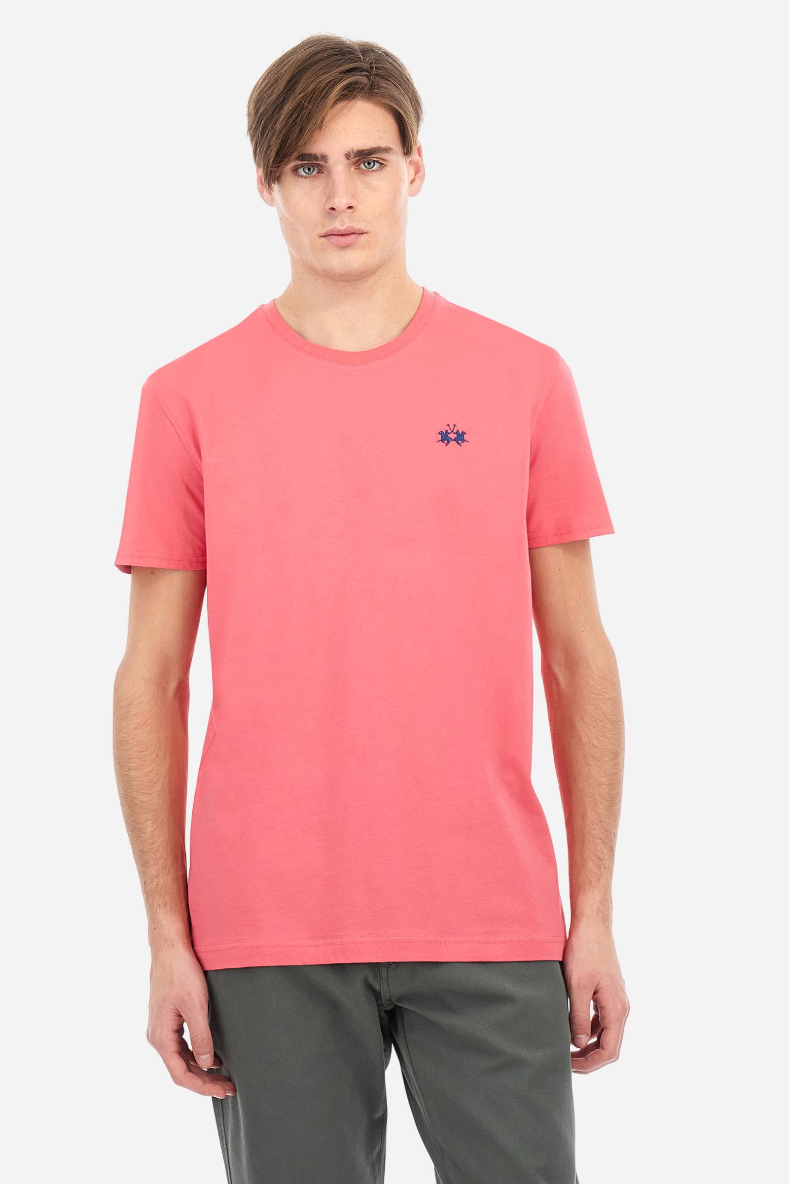 Men's short-sleeved crew-neck T-shirt in solid colour with embroidered logo in contrasting colour on the chest. Made of 100% cotton with a regular fit. It is perfect paired with Bermuda shorts or trousers for a casual and trendy look. Suitable for leisure time. The model is 187 cm tall and wears a size L. - Honey Suckle