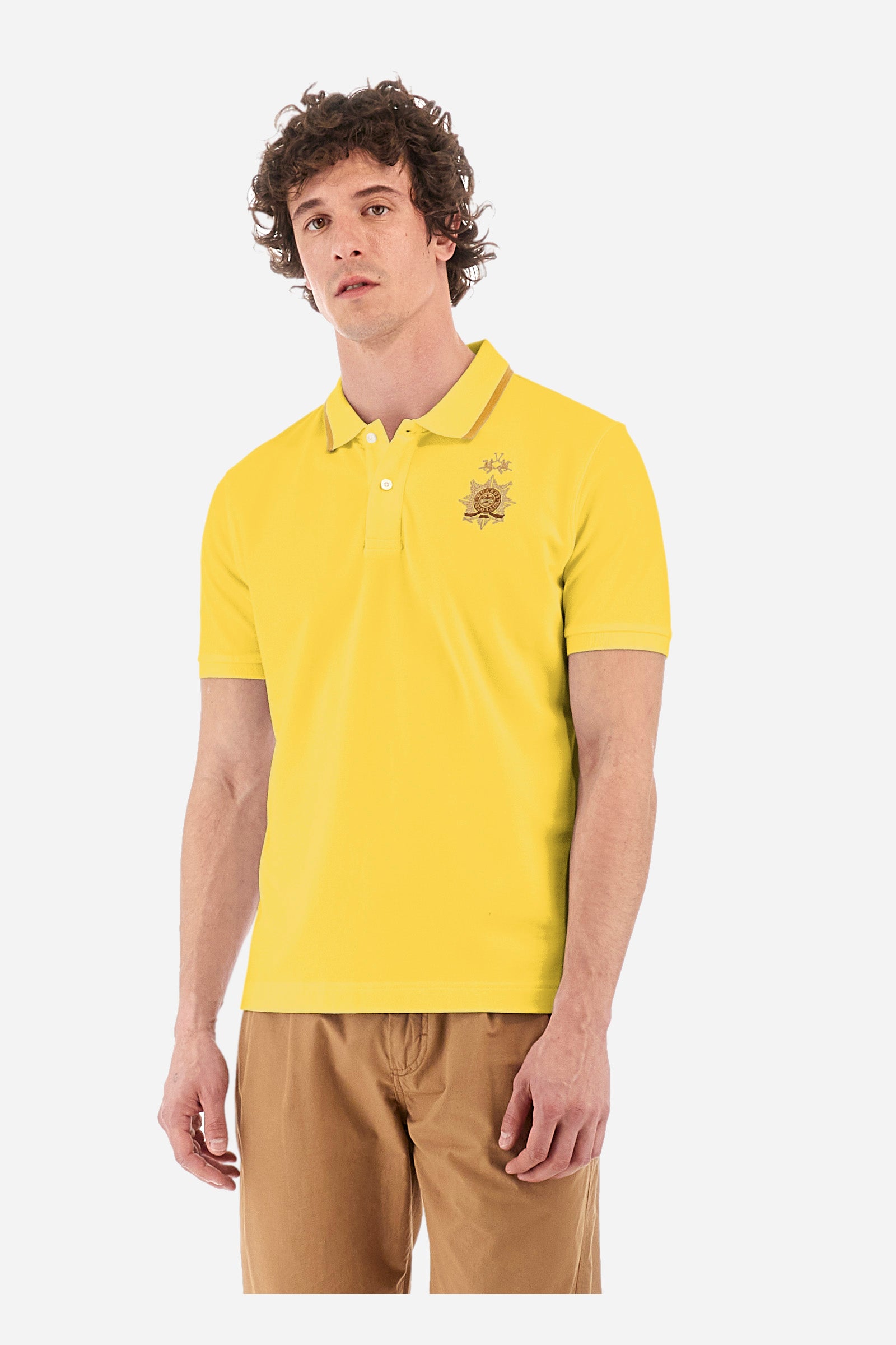 Men's short-sleeved single-colour polo shirt in elasticated cotton. Two-button fastening. Ribbed collar and armholes. The neck is profiled. On the front we find the symbol representing the Guards line. Featuring a small logo embroidered on the chest. The fit is regular. The model wears a size L. - Aspen Gold