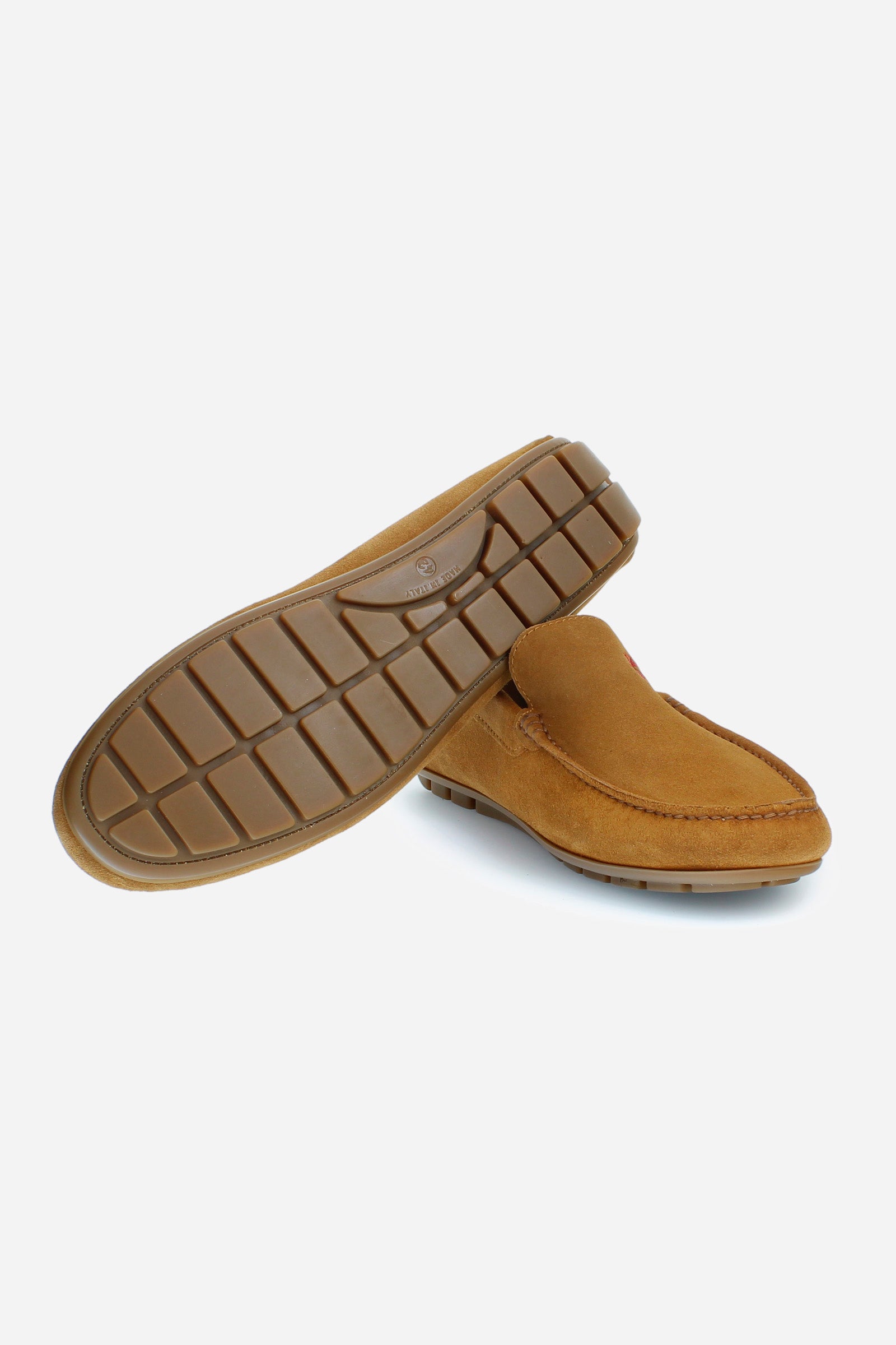 Men's loafers in soft suede for the summer season. Made using the tubular technique to give the model softness and flexibility. The full-colour suede is delicately punctuated by the embroidery of the logo in a contrasting colour on the faceplate and the hand-stitched ends of the faceplate. For both leisure and informal occasions, helping to create a sporty yet refined look. - TAUPE