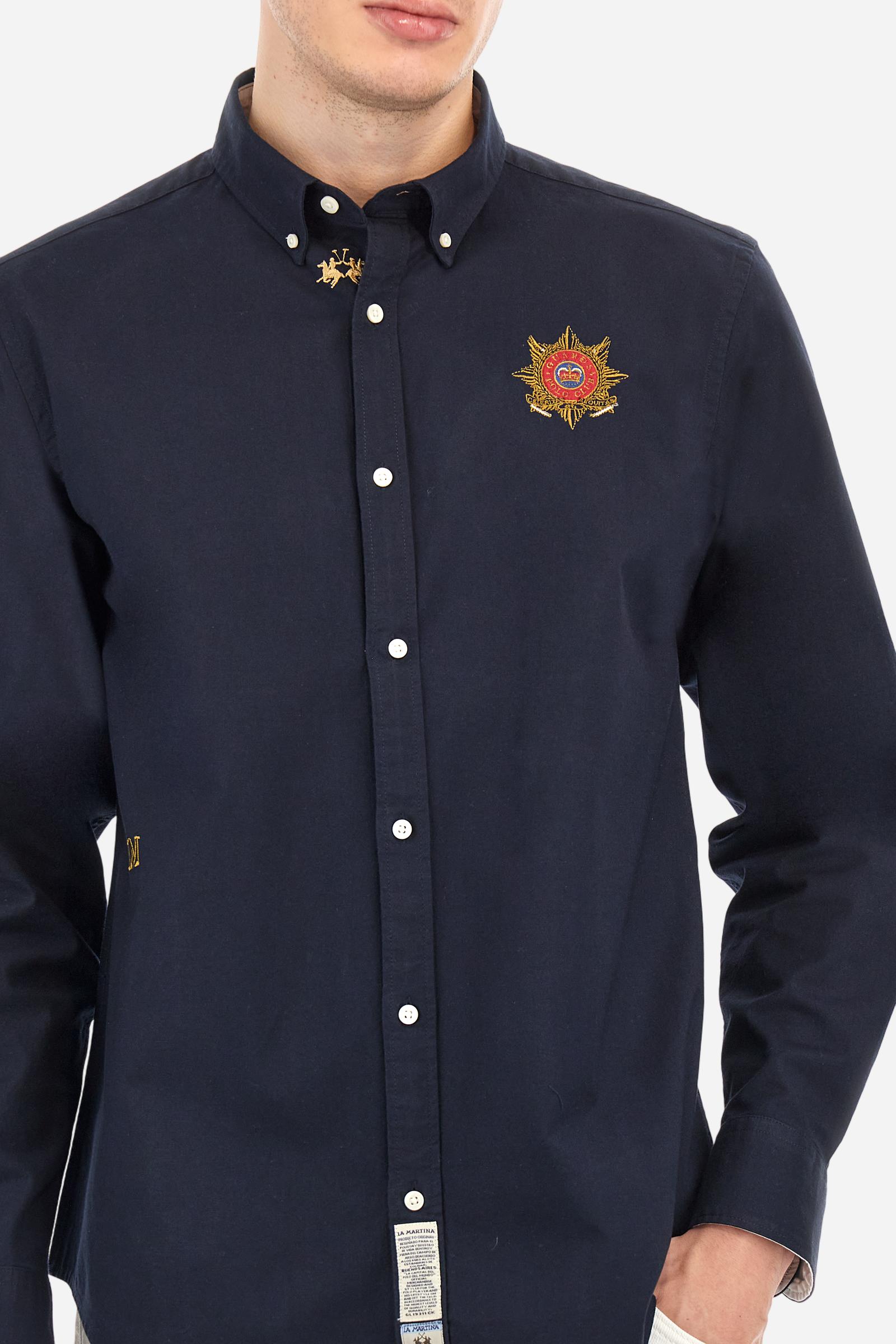 Men's long-sleeved Guards shirt in a single colour. Made in Oxford cotton. Button-down collar. The Guards crest, symbolic of the line, is embroidered on the chest. The brand's initials are embroidered on the left side, at hip height. Regular fit. The model is wearing a size L. - Navy