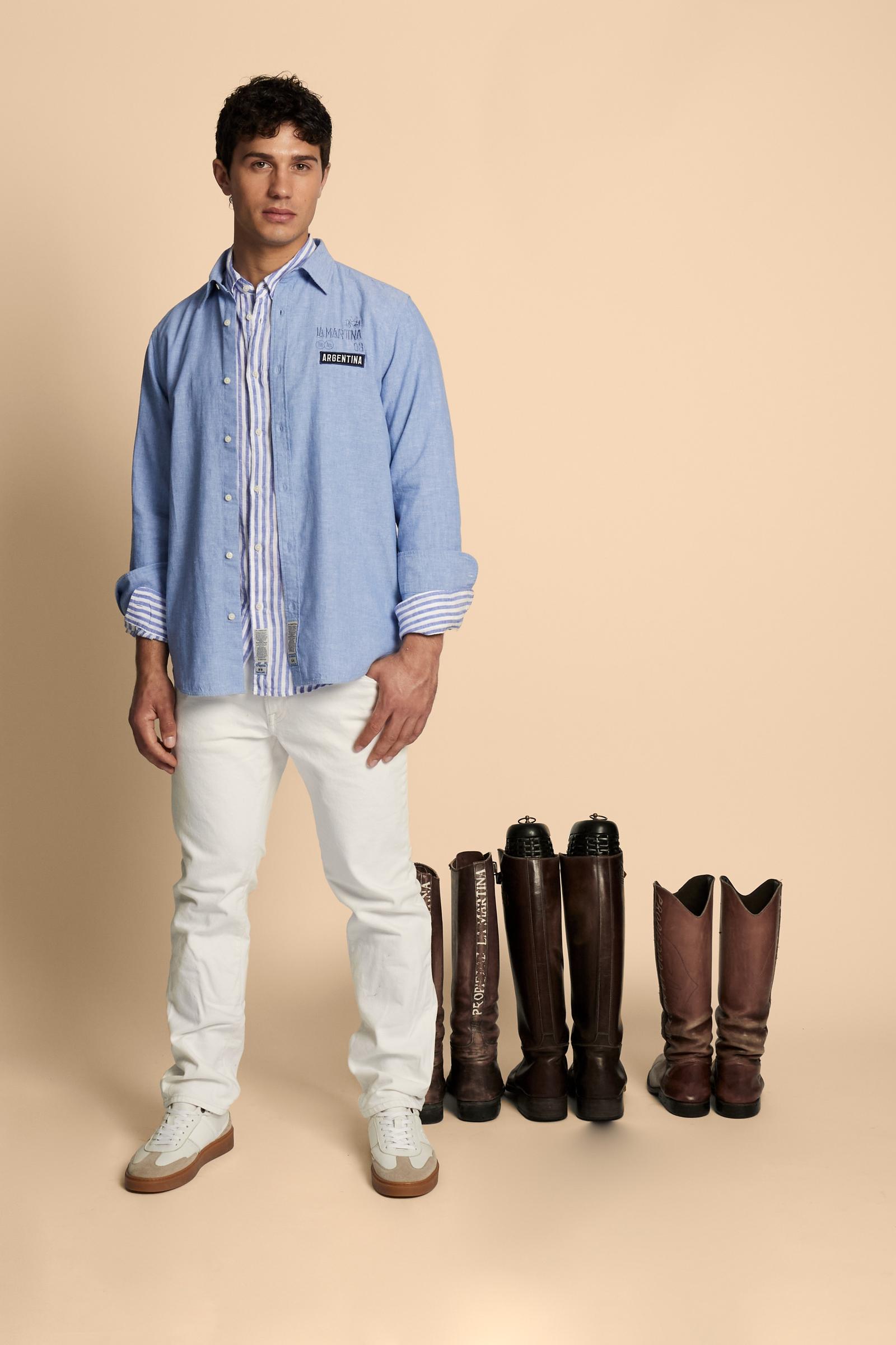 Men’s long-sleeve shirt in premium natural cotton and linen blend, lightweight and breathable with the typical slub texture of linen. The classic cut with regular fit, pointed collar, adjustable cuffs and slightly rounded hem ensures comfort and versatility. Printed and embroidered graphics define the character of the piece: the back features the maxi “Polo Player Argentina” lettering with numeric and technical logo details, while contrasting patches decorate the front. The model wears size L. - Cornflower