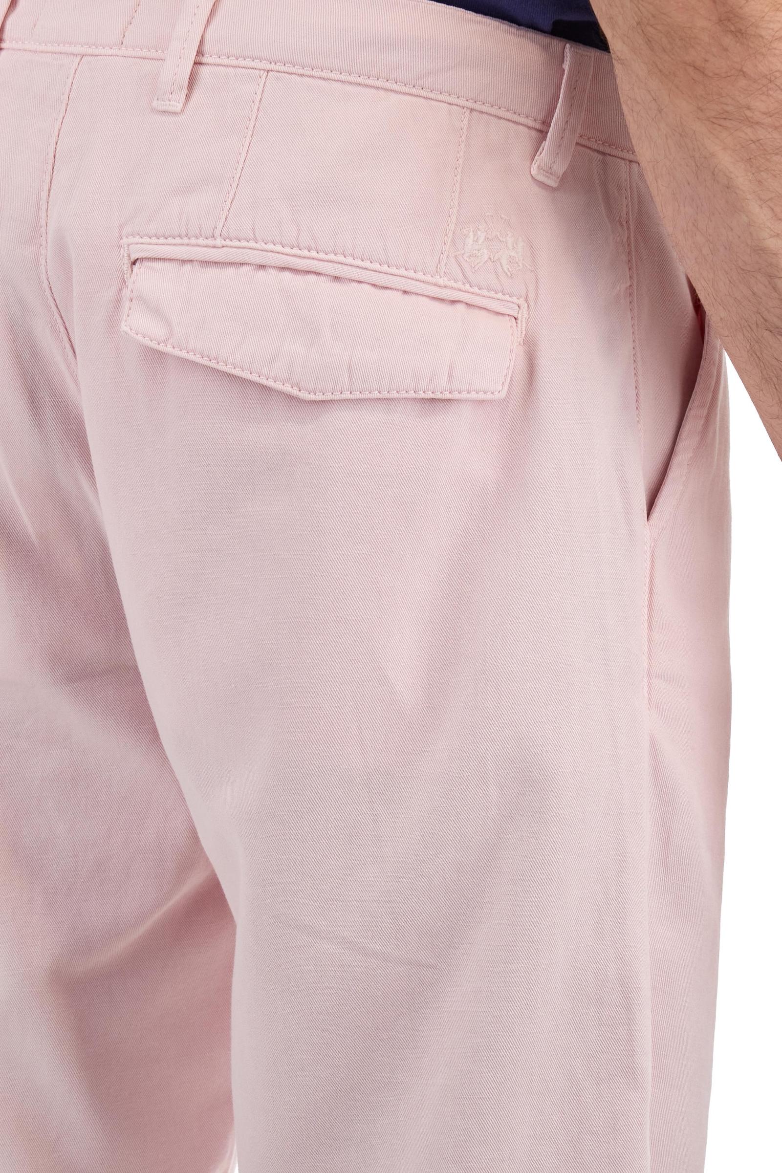 Men's plain Bermuda shorts made from a refined blend of cotton and linen. Fastened with a zip and faux horn button. The side pockets are slanted, while the welt back pockets feature flaps and concealed buttons. The logo, in tone-on-tone embroidery, appears above the right back pocket. Regular fit. The model is wearing a size 33. - Parfait Pink