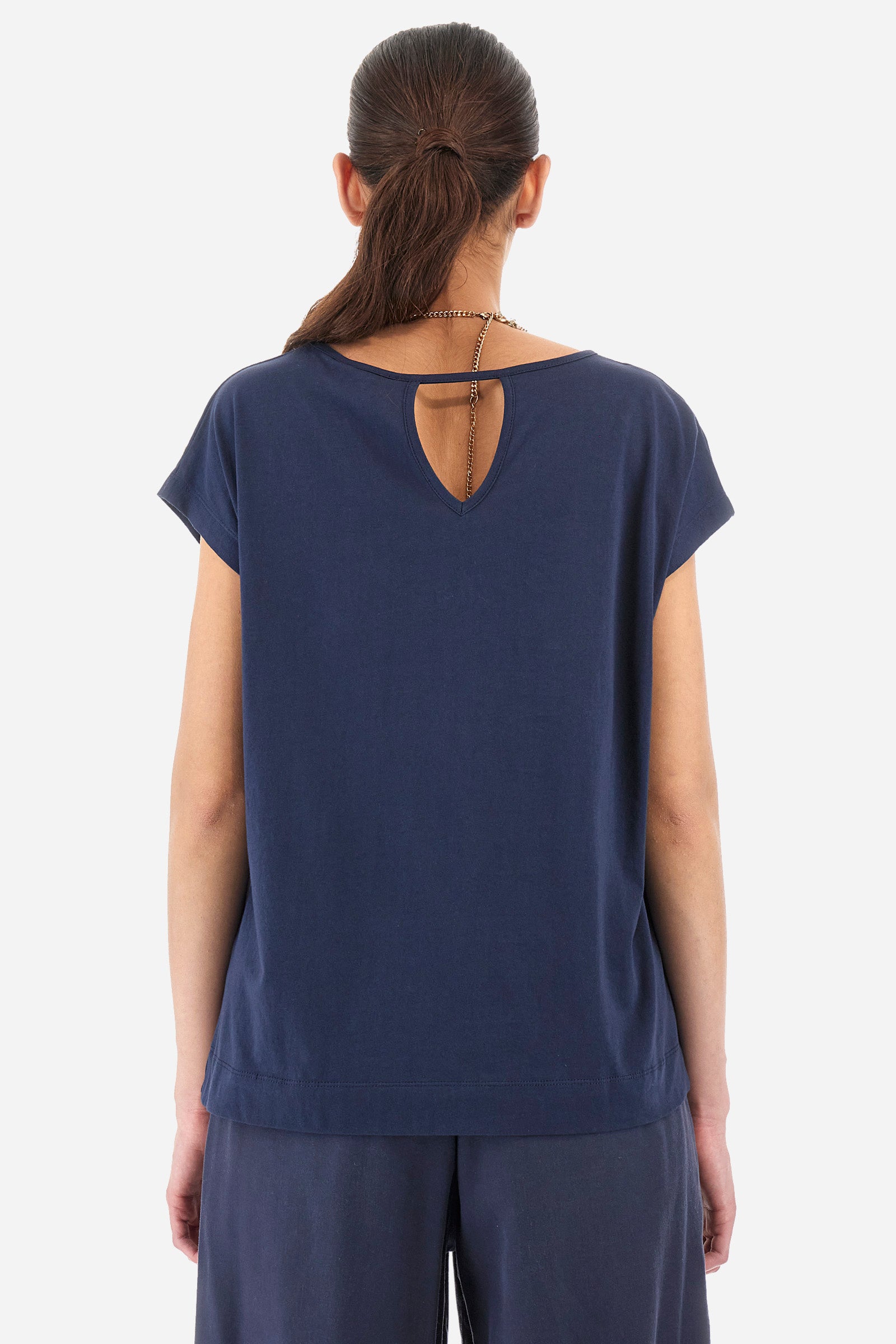 Women’s crew neck t-shirt with short sleeves in solid color. Made of 100% cotton jersey. On the front an anchor and embroidered lettering in contrasting tones recall the Polo Club Grand Hotel capsule collection. On the back there is a small neckline, while a mini golden logo La Martina is applied to the sleeve. The fit is regular. The model wears a size 2. - Navy