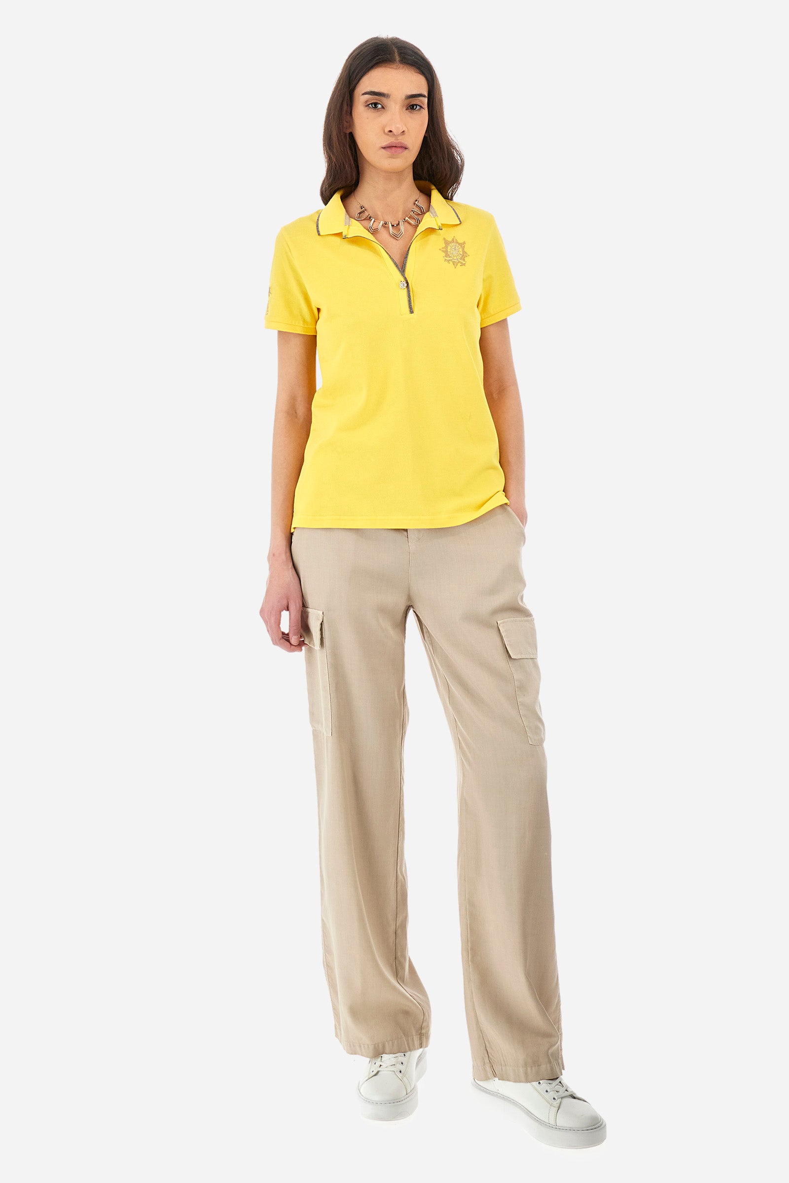 Single-colour women's cargo trousers, in an ecological fabric. With belt loops, zip and button fastening. There are two open front pockets, two cargo pockets and two further open pockets on the back. The logo is present on a patch sewn on the back and on a metal plate sewn on the front. The fit is regular. The model wears a size 40. - Tidal Foam