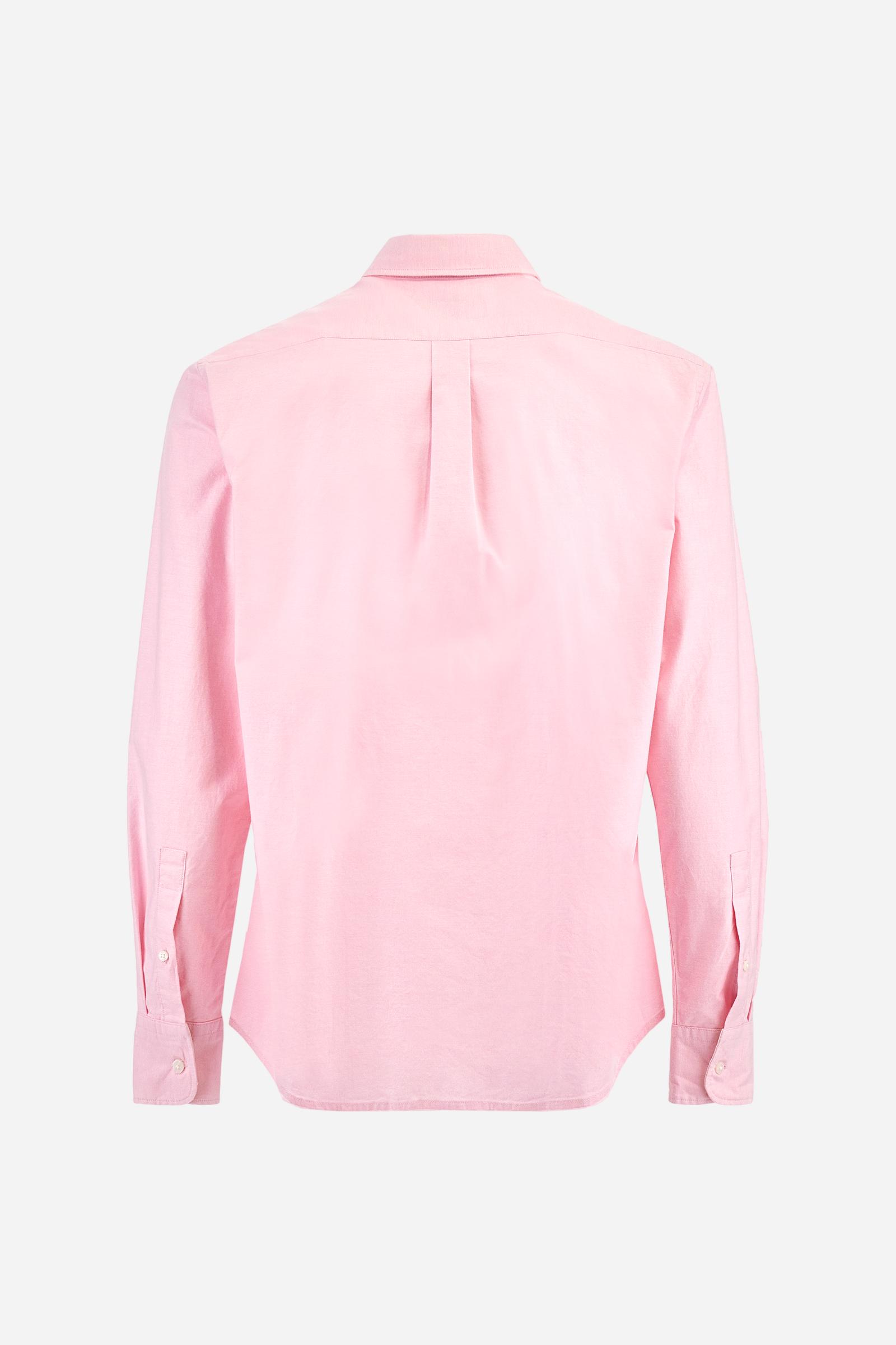 Men's long-sleeved Guards shirt in a single colour. Made in Oxford cotton. Button-down collar. The Guards crest, symbolic of the line, is embroidered on the chest. The brand's initials are embroidered on the left side, at hip height. Regular fit. The model is wearing a size L. - Parfait Pink