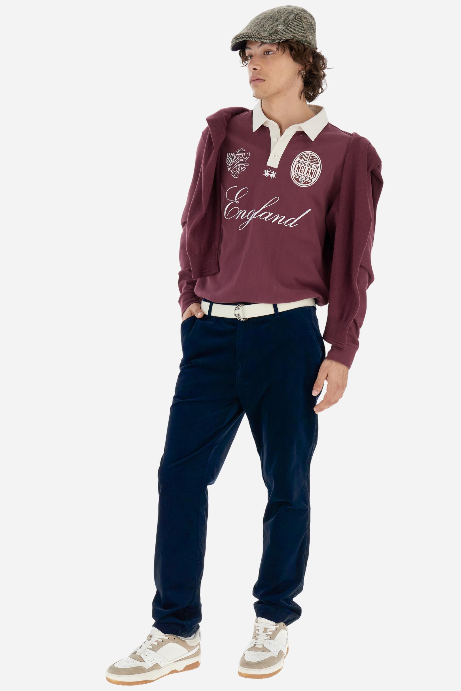 Men’s long trousers in solid-colored stretch velvet. Classic chino style with slant pockets at the hips and welt pockets with buttons at the back. Waistband with exposed button and front zip fastening. Back pockets closed with personalized faux-horn buttons. The brand logo appears on the institutional label applied above the back pocket. Regular straight-leg fit. Model wears size 33. - Navy