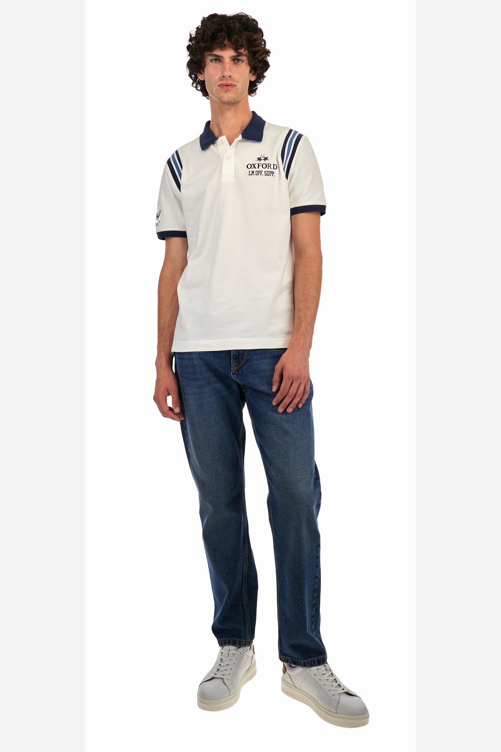 Men's plain 5-pocket jeans, made from 100% cotton. Complete with belt loops and a zip fly and button. Double front pocket with a small pocket on one side and double pocket on the back. The logo is embroidered on the front. Regular fit. The model is wearing a size 33. - Light Indigo Denim