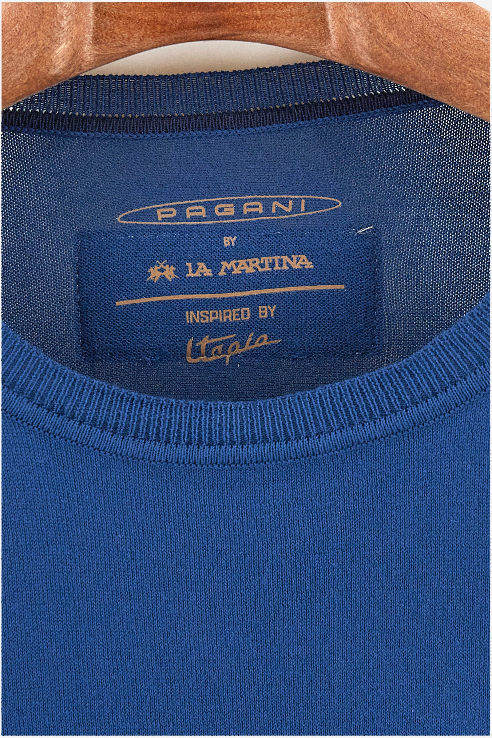 Men’s short-sleeved solid color knitted t-shirt. In collaboration with Pagani, made of cotton yarn. Collar, armholes and ribbed hem. The logo, the writing "La Martina" and "Pagani" are present on the patch applied on the back, representative of the collaboration. Fit is regular. The model wears a size L. - Ensign Blue