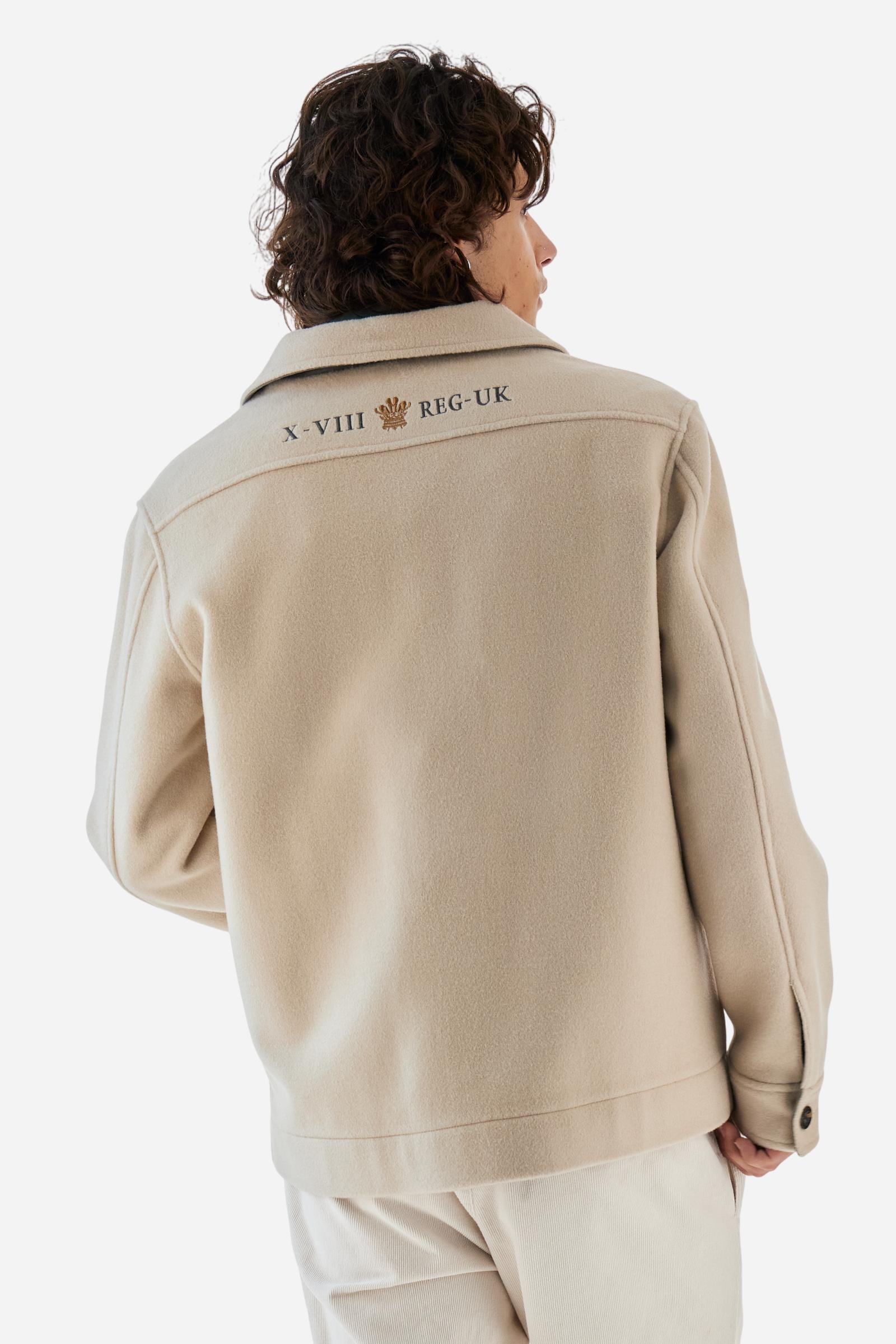 Men’s long-sleeve field jacket in wool and cashmere cloth. Warm and comfortable while maintaining a refined look. Front opening and cuffs with large faux-horn buttons. Two applied chest pockets add a sporty touch. Cotton contrast lining in the sleeves and as decorative inner trim. Half back and pocket bags in contrast cotton fabric recall the Guards capsule graphics on the back. Logo patches on the sleeves. Regular, straight fit. Model wears size L. - WhitecupGrey Melange